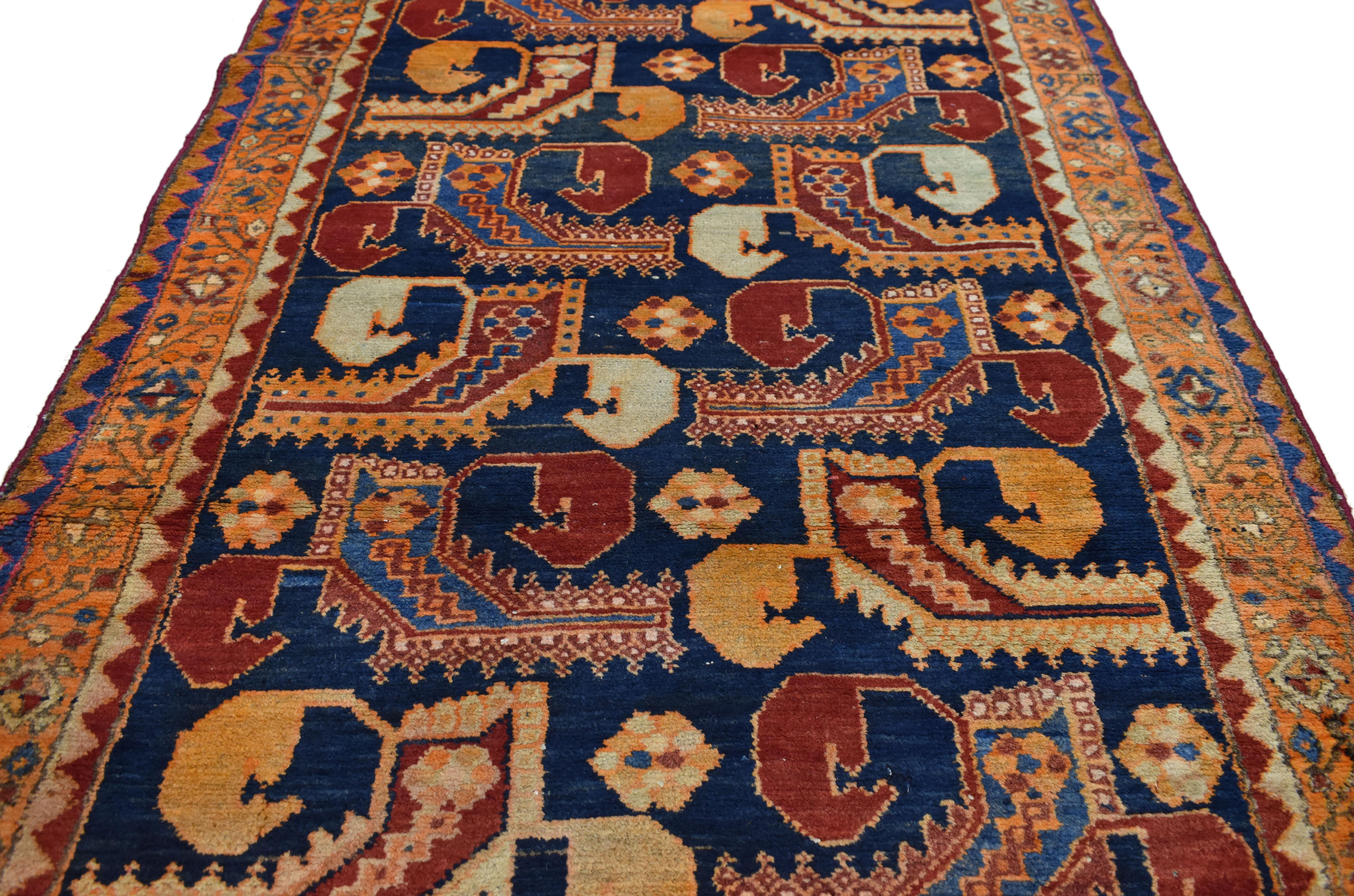 76851 Persischer Hamadan-Läufer im Vintage-Stil mit modernem Tribal-Stil, breiter Flur-Läufer. Dieser charaktervolle und stattliche Hamadan-Läufer im Vintage-Stil mit modernem Tribal-Stil zeigt ein extravagantes geometrisches Muster. In schönen,