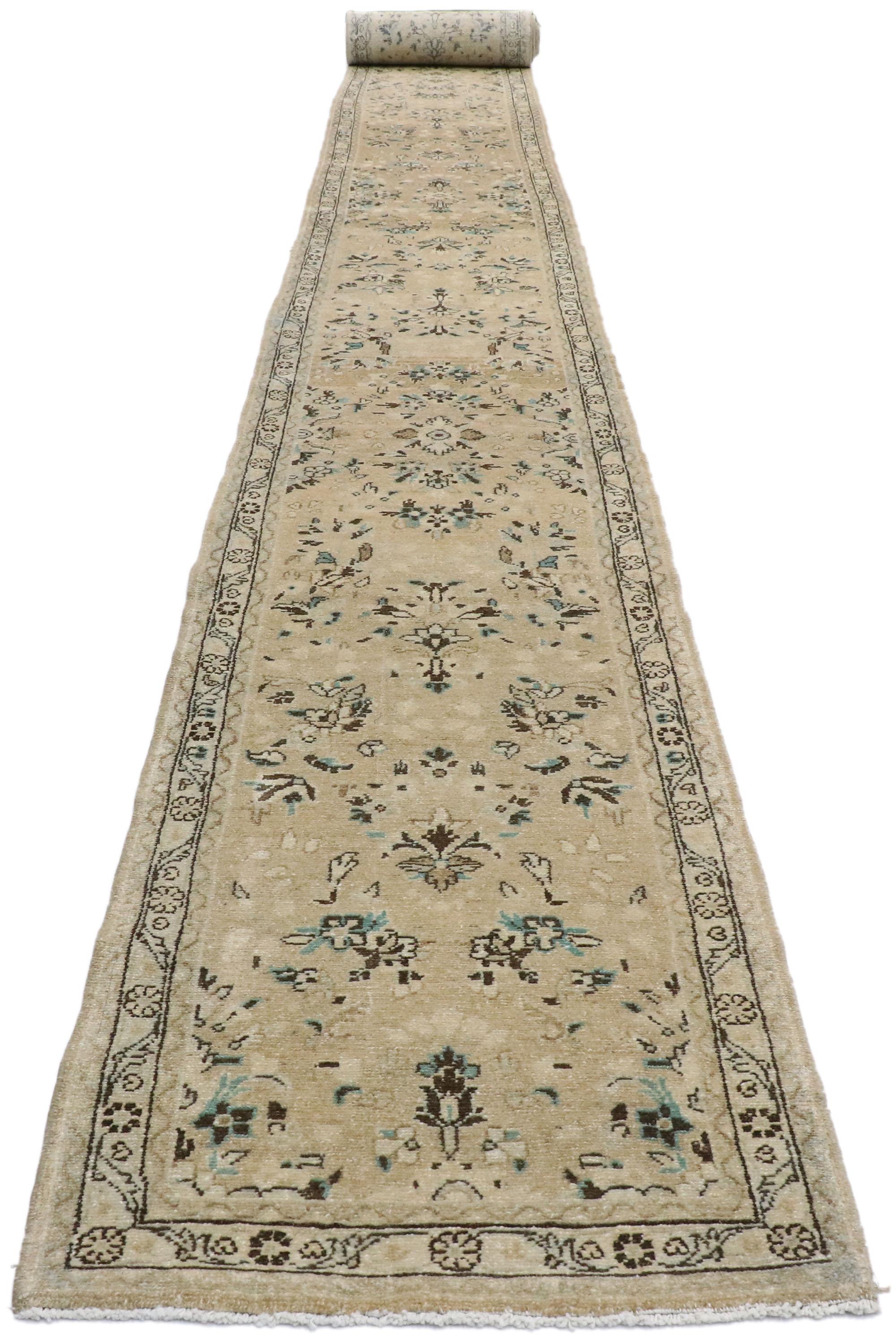 Sarouk Farahan Tapis de couloir vintage persan Hamadan avec romantique style cottage français en vente