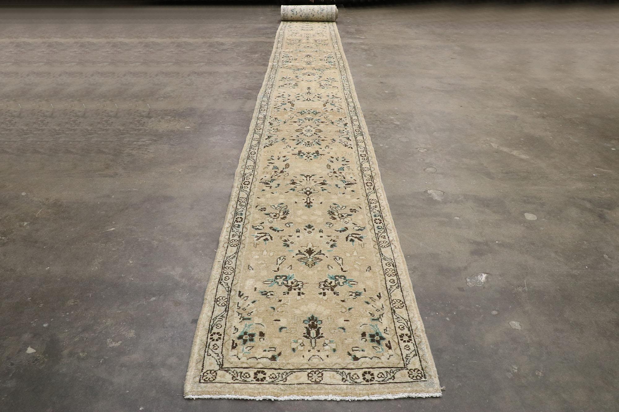 20ième siècle Tapis de couloir vintage persan Hamadan avec romantique style cottage français en vente