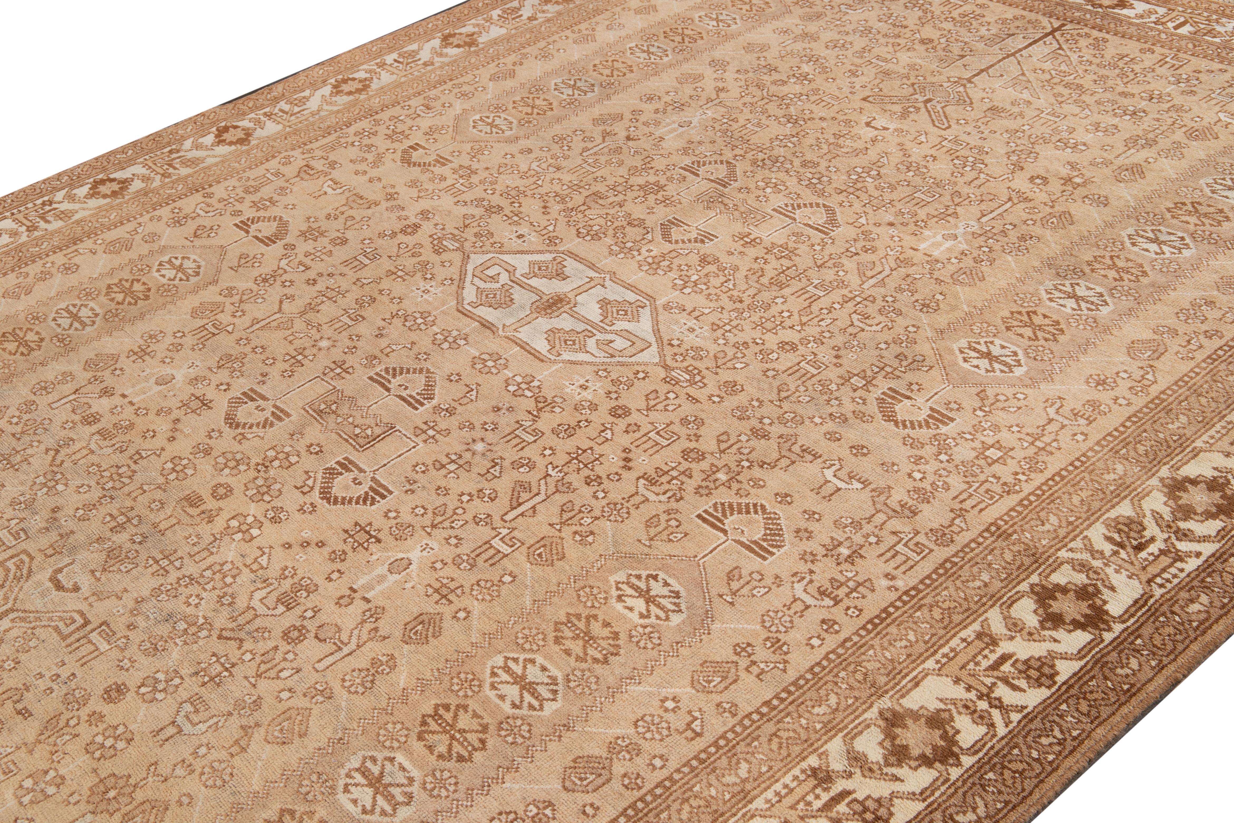Dieser alte persische Hamadan-Teppich besticht durch sein handgeknüpftes Wolldesign. Das Muster des Teppichs zeigt ein zentral platziertes Medaillon, das von schönen Arabesken umgeben ist.

Dieser Teppich misst  8'1