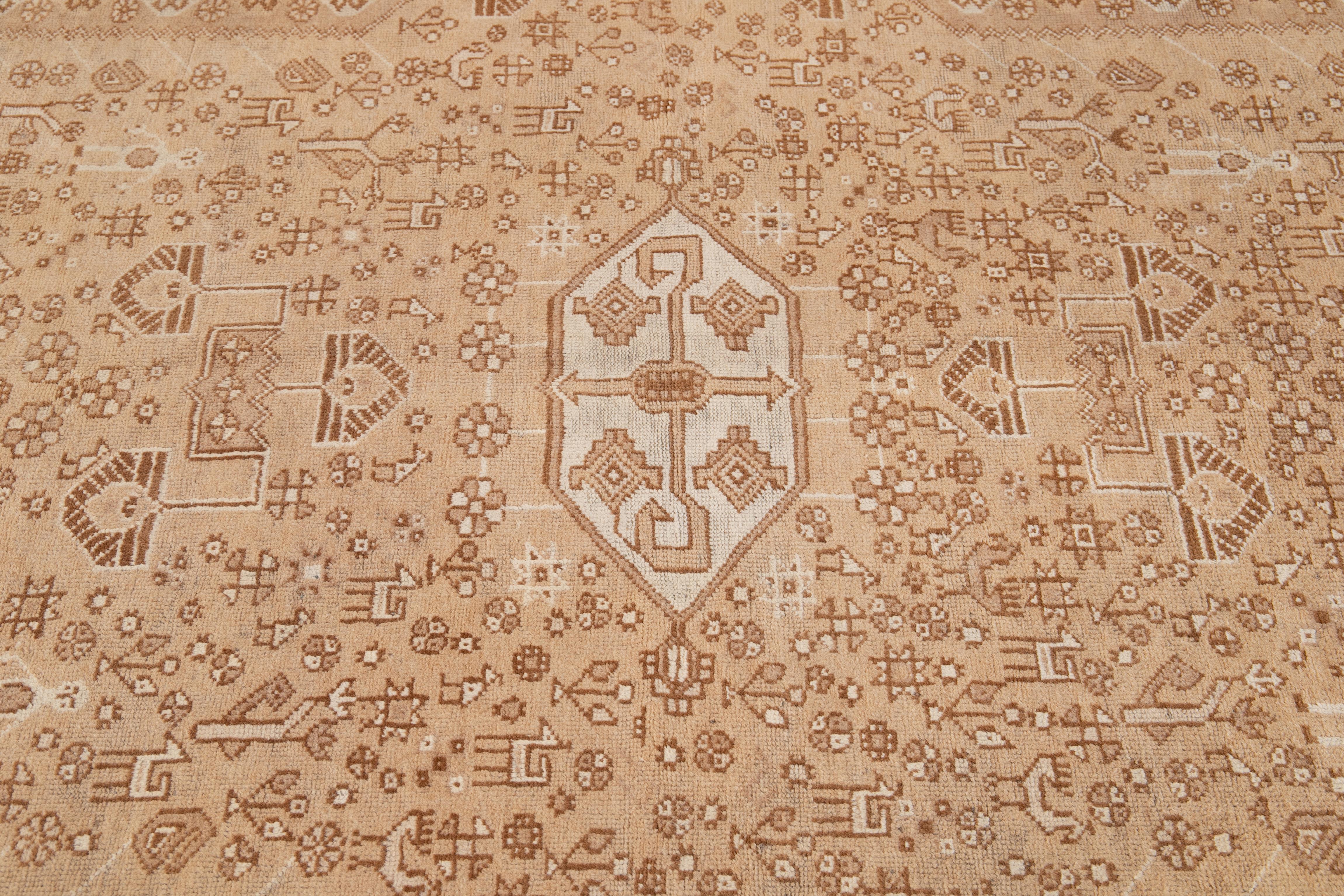 Vintage persischen Hamadan Wolle Teppich handgefertigt mit Allover-Design in Beige Tan Farbe (Persisch) im Angebot