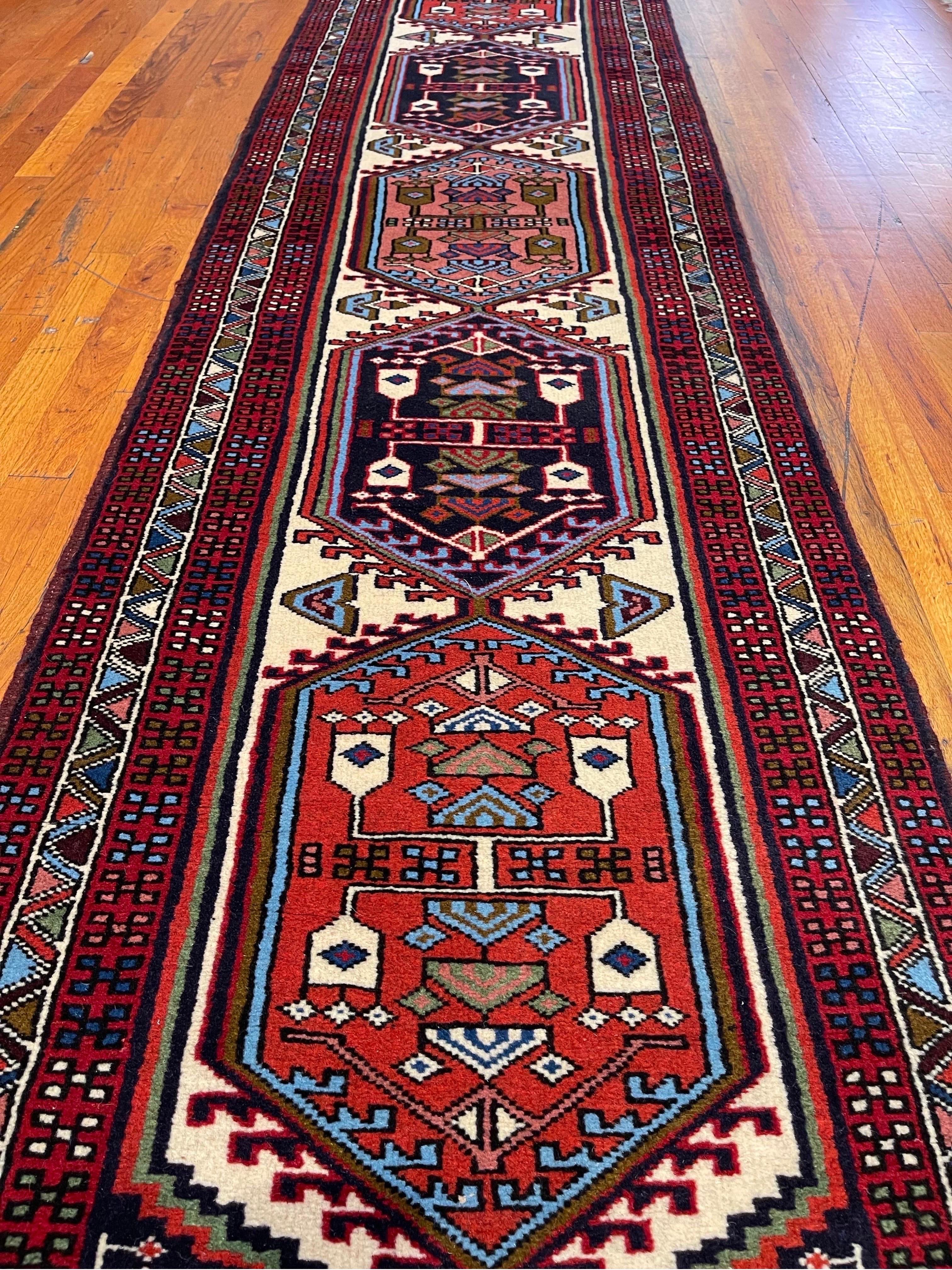 Persischer handgeknüpfter, geometrischer Ardabil 1960 Circa-Teppich mit wiederholtem Medaillon, Ardabil, Vintage (Stammeskunst) im Angebot