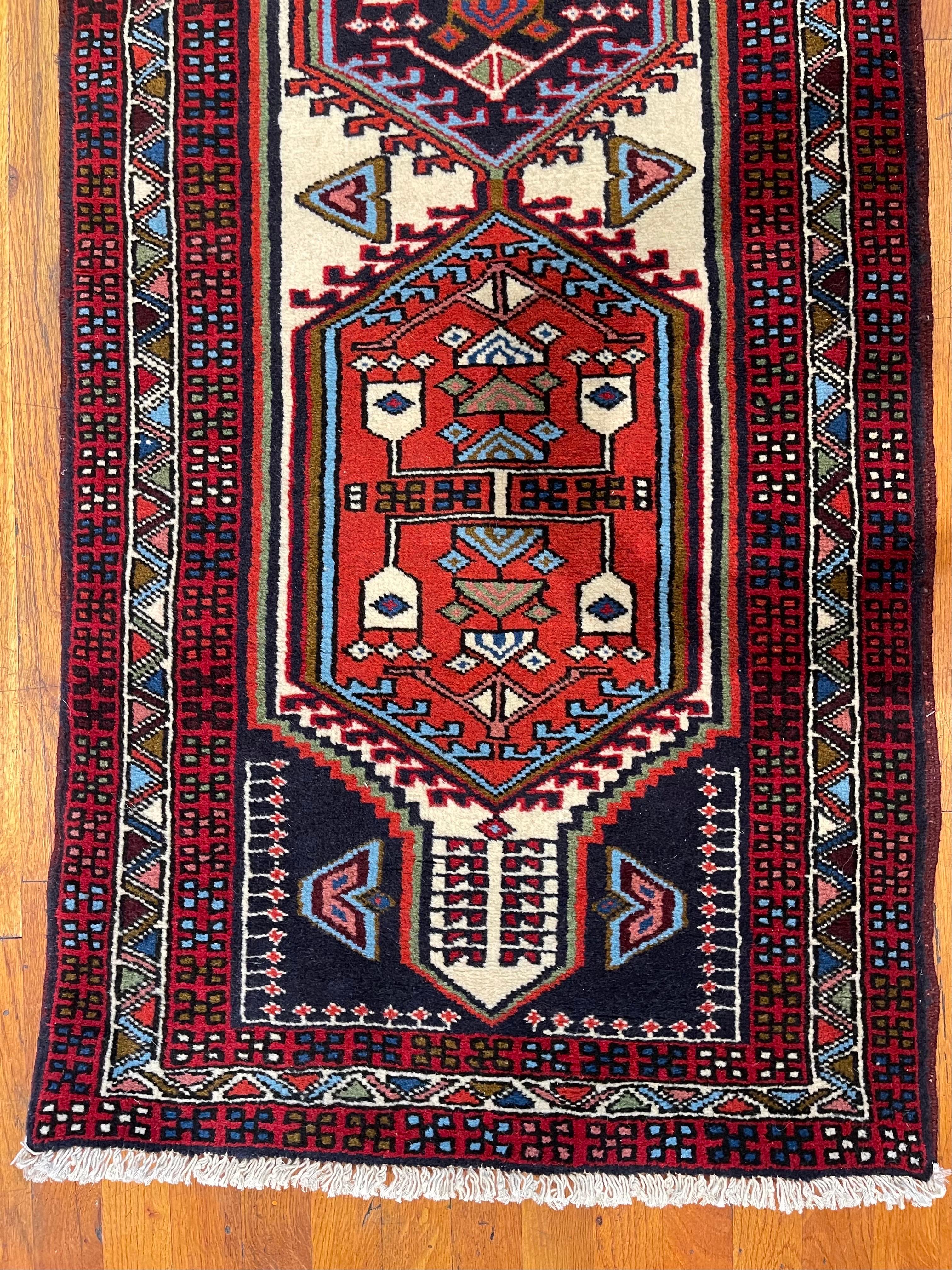 Persischer handgeknüpfter, geometrischer Ardabil 1960 Circa-Teppich mit wiederholtem Medaillon, Ardabil, Vintage (Mitte des 20. Jahrhunderts) im Angebot