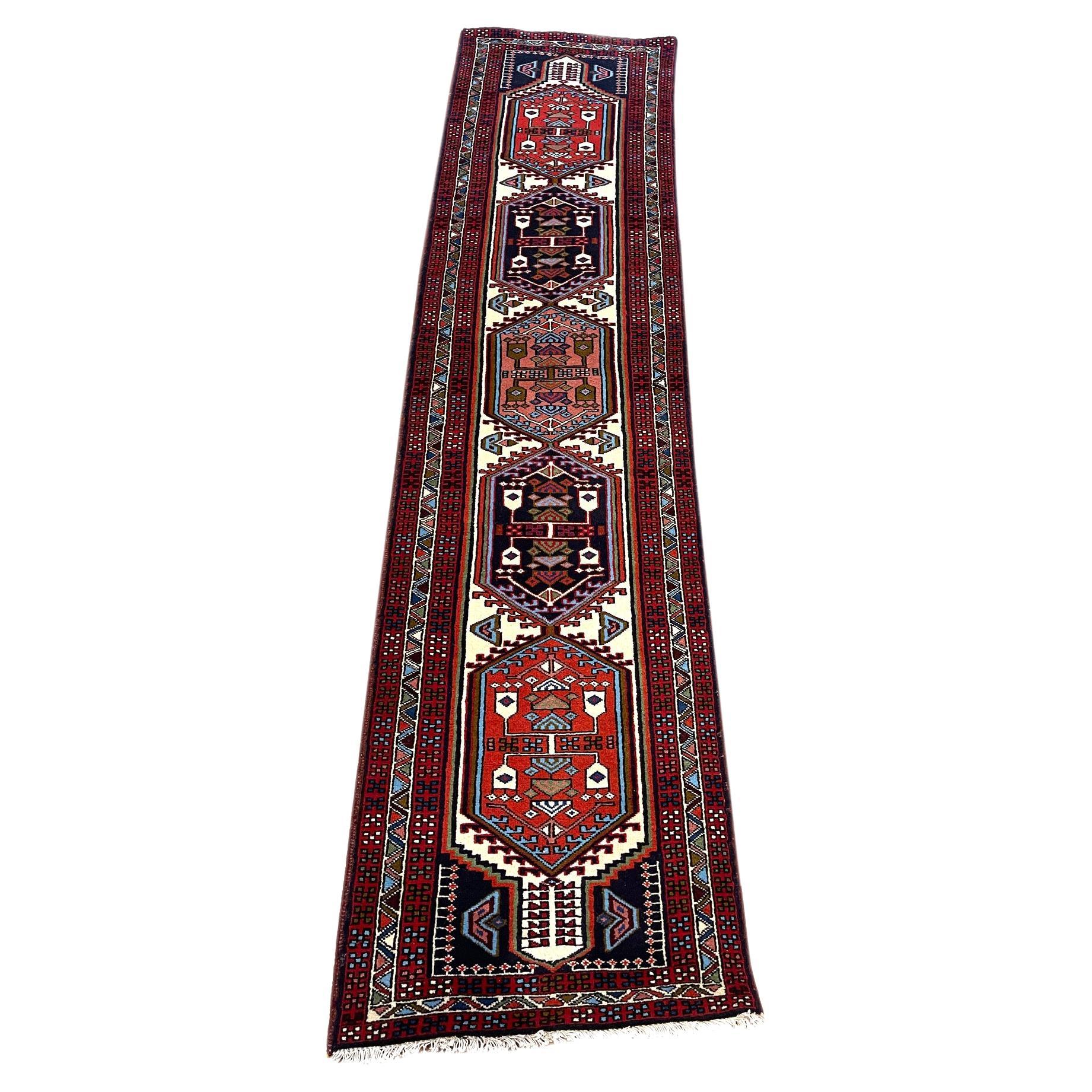 Persischer handgeknüpfter, geometrischer Ardabil 1960 Circa-Teppich mit wiederholtem Medaillon, Ardabil, Vintage im Angebot