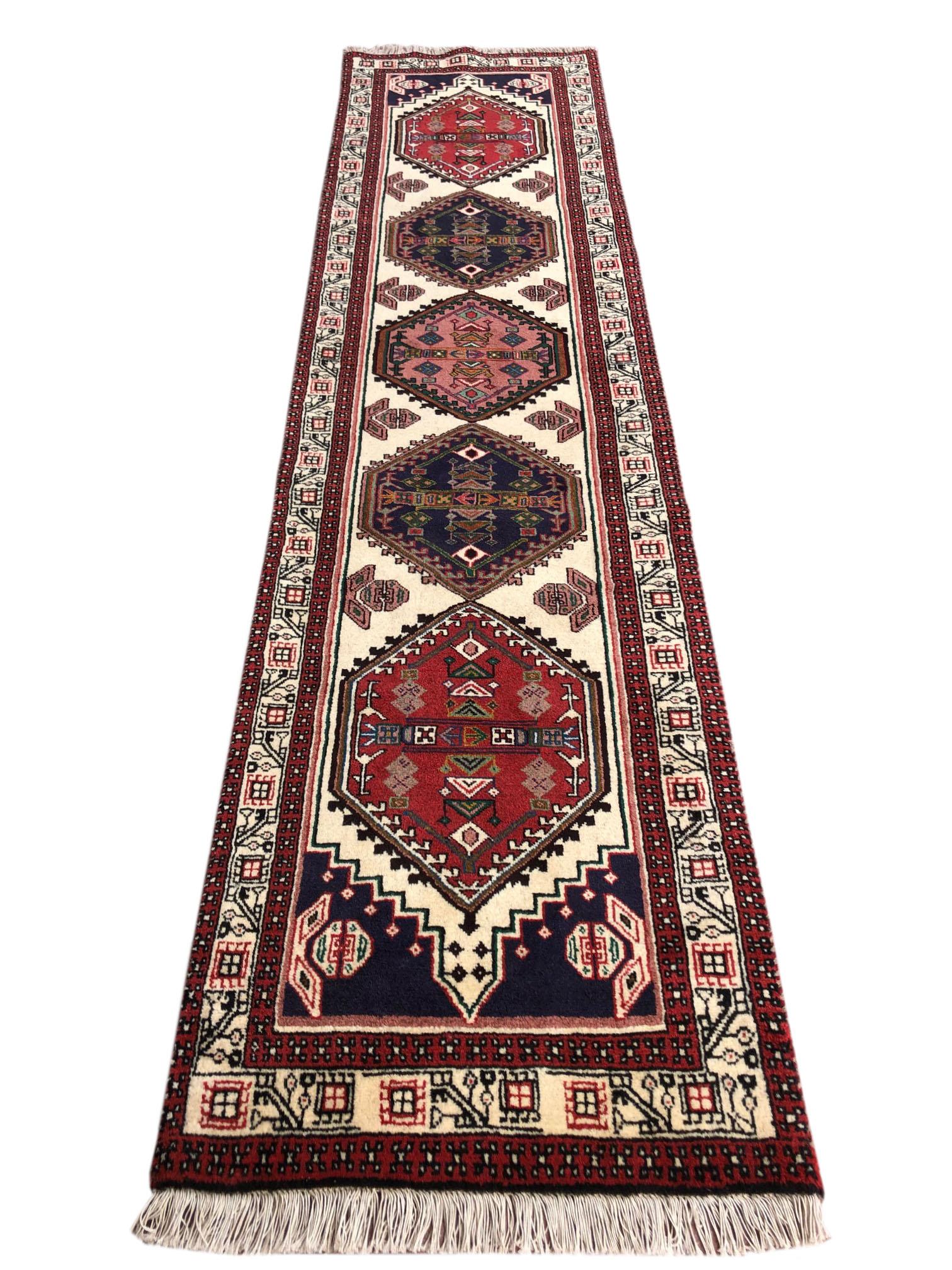 Dieser Läufer wird in der Provinz Aserbaidschan im Nordwesten des Iran geknüpft. Das Design ist geometrisch mit wiederholtem Medaillon. Der Flor dieses Teppichs ist dick, von Hand gewebt und mit starker Baumwolle als Material für die Grundlage