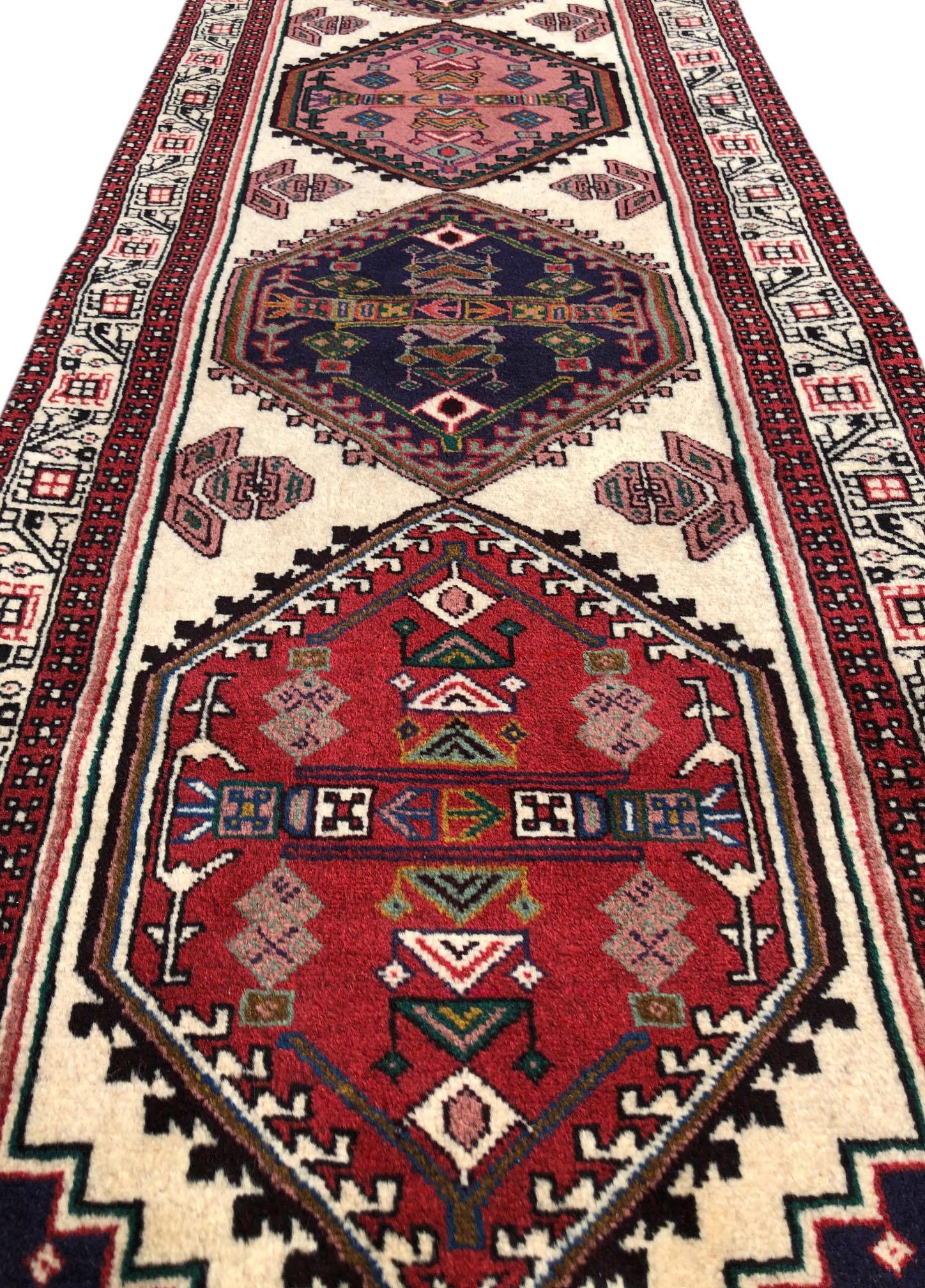 Persischer Vintage Ardabil Teppich Läufer (Stammeskunst) im Angebot