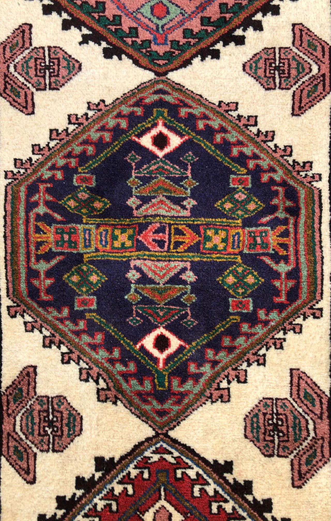 Persischer Vintage Ardabil Teppich Läufer im Zustand „Gut“ im Angebot in San Diego, CA