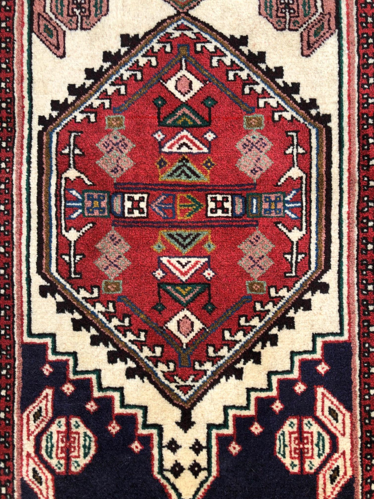 Persischer Vintage Ardabil Teppich Läufer (Mitte des 20. Jahrhunderts) im Angebot