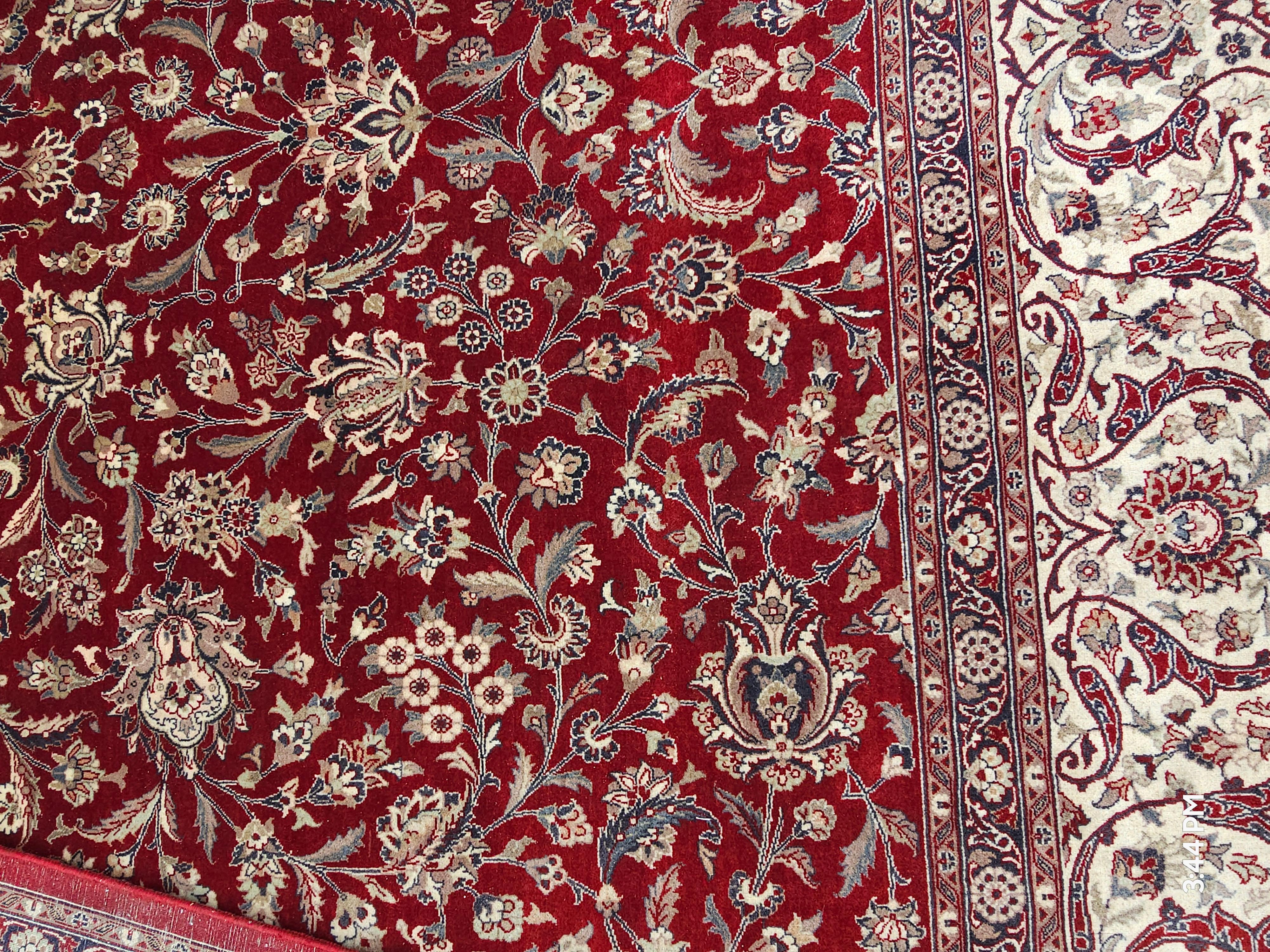 Tapis vintage persan Kashan à motifs floraux, noué à la main. Magnifiques fleurs sur un fond rouge vin profond  de la terre. 100% fait à la main. 100% laine. Mesures  10