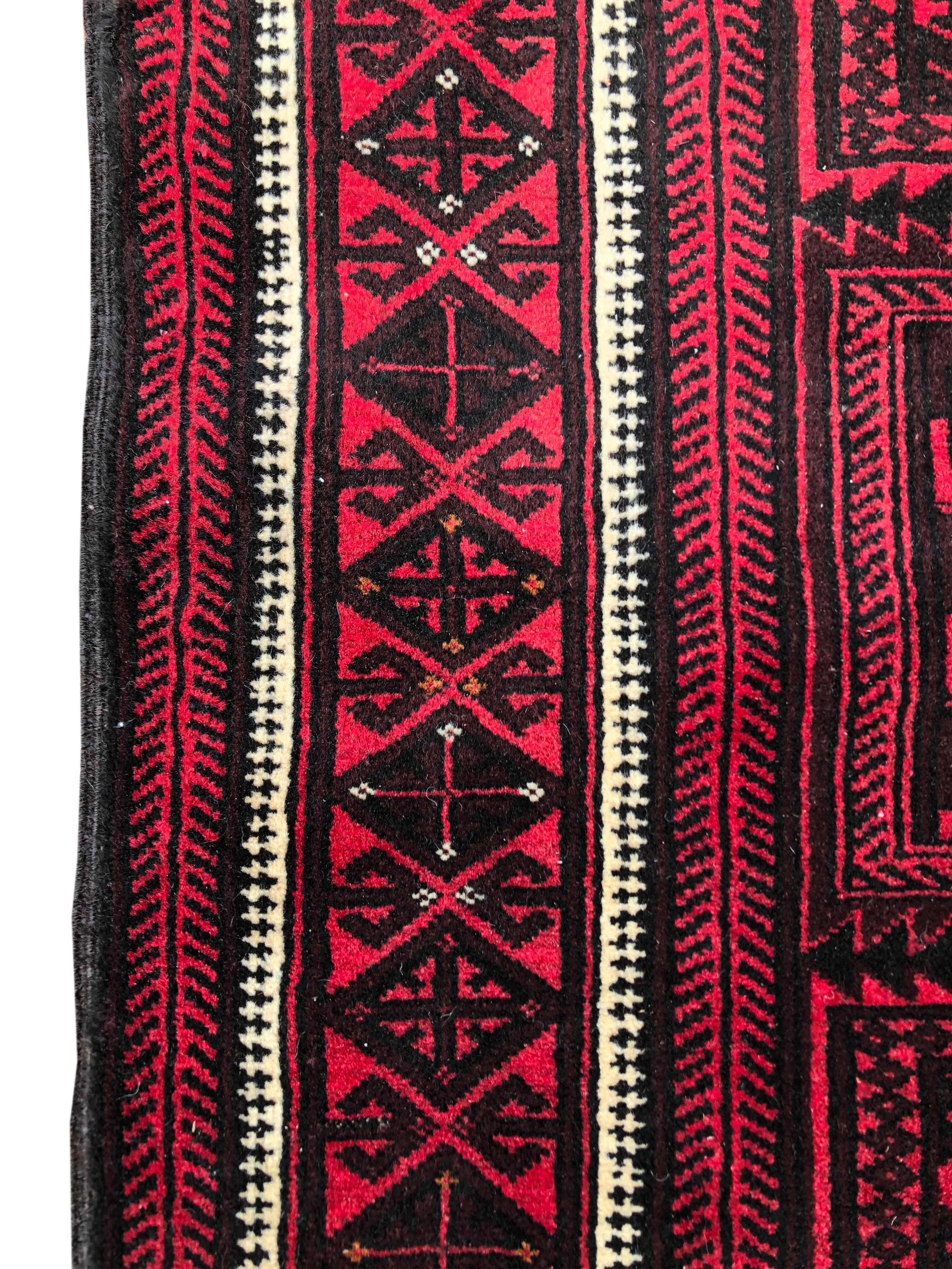 Tapis rouge Baluchi vintage:: Perse:: noué à la main:: avec panneaux tribaux:: vers 1960 en vente 4