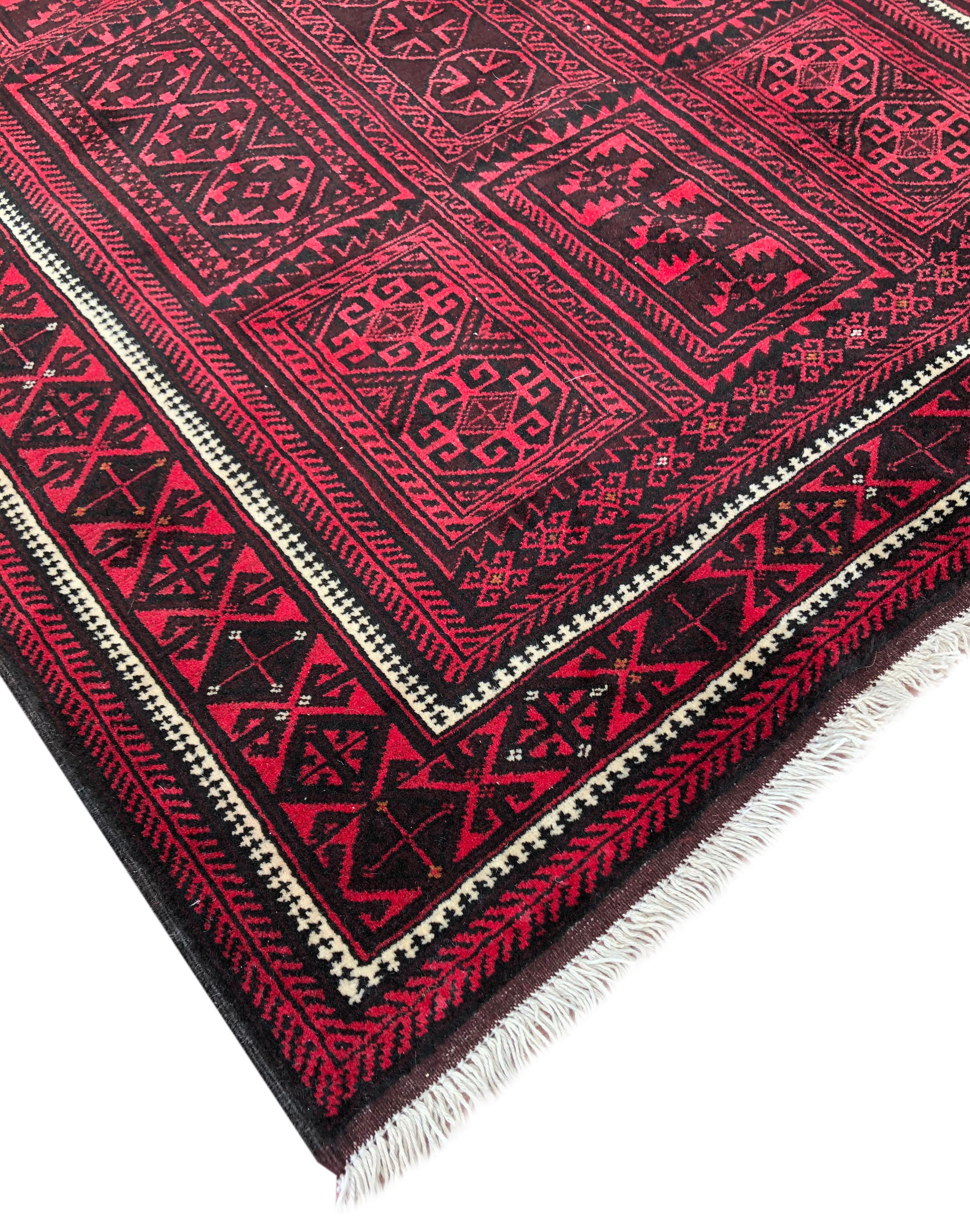 Tapis rouge Baluchi vintage:: Perse:: noué à la main:: avec panneaux tribaux:: vers 1960 en vente 5