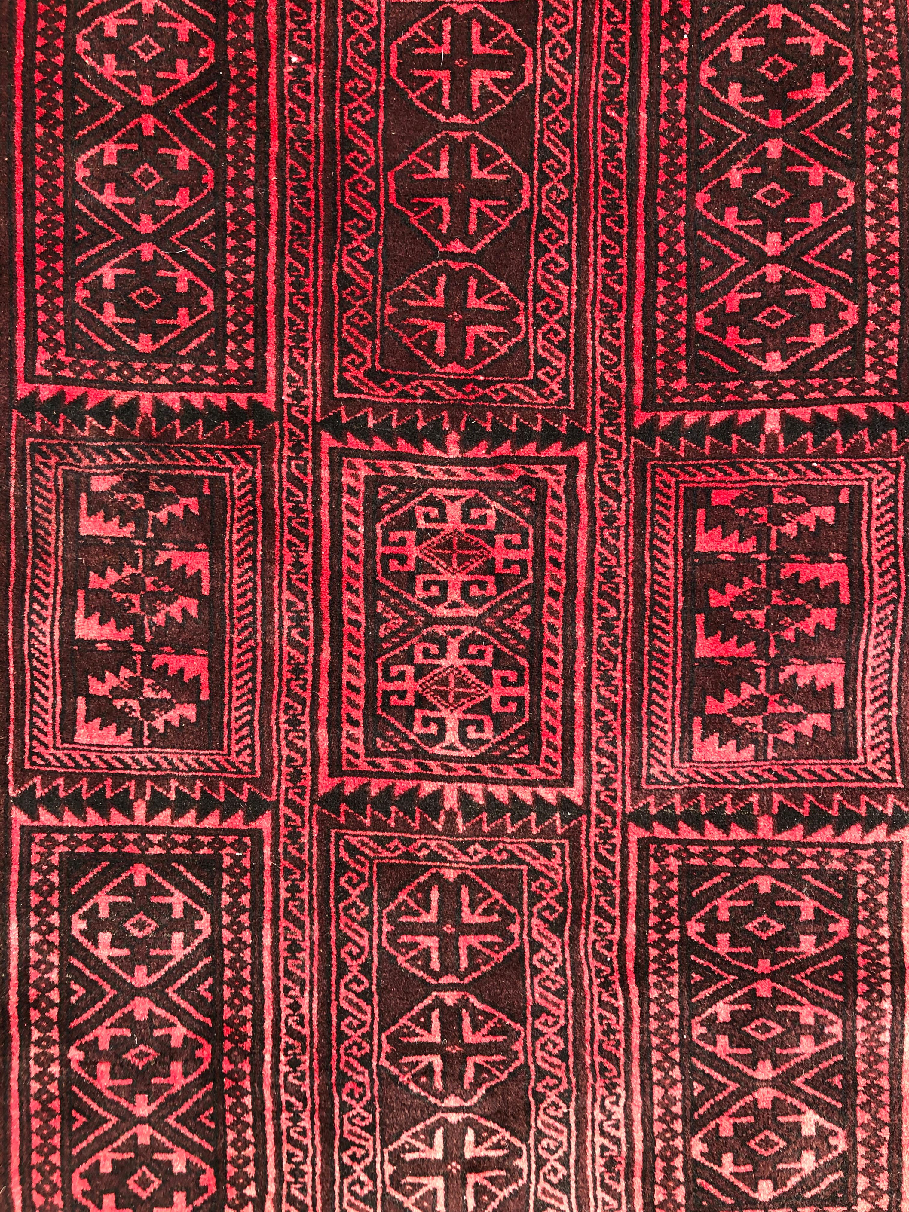 Tribal Tapis rouge Baluchi vintage:: Perse:: noué à la main:: avec panneaux tribaux:: vers 1960 en vente