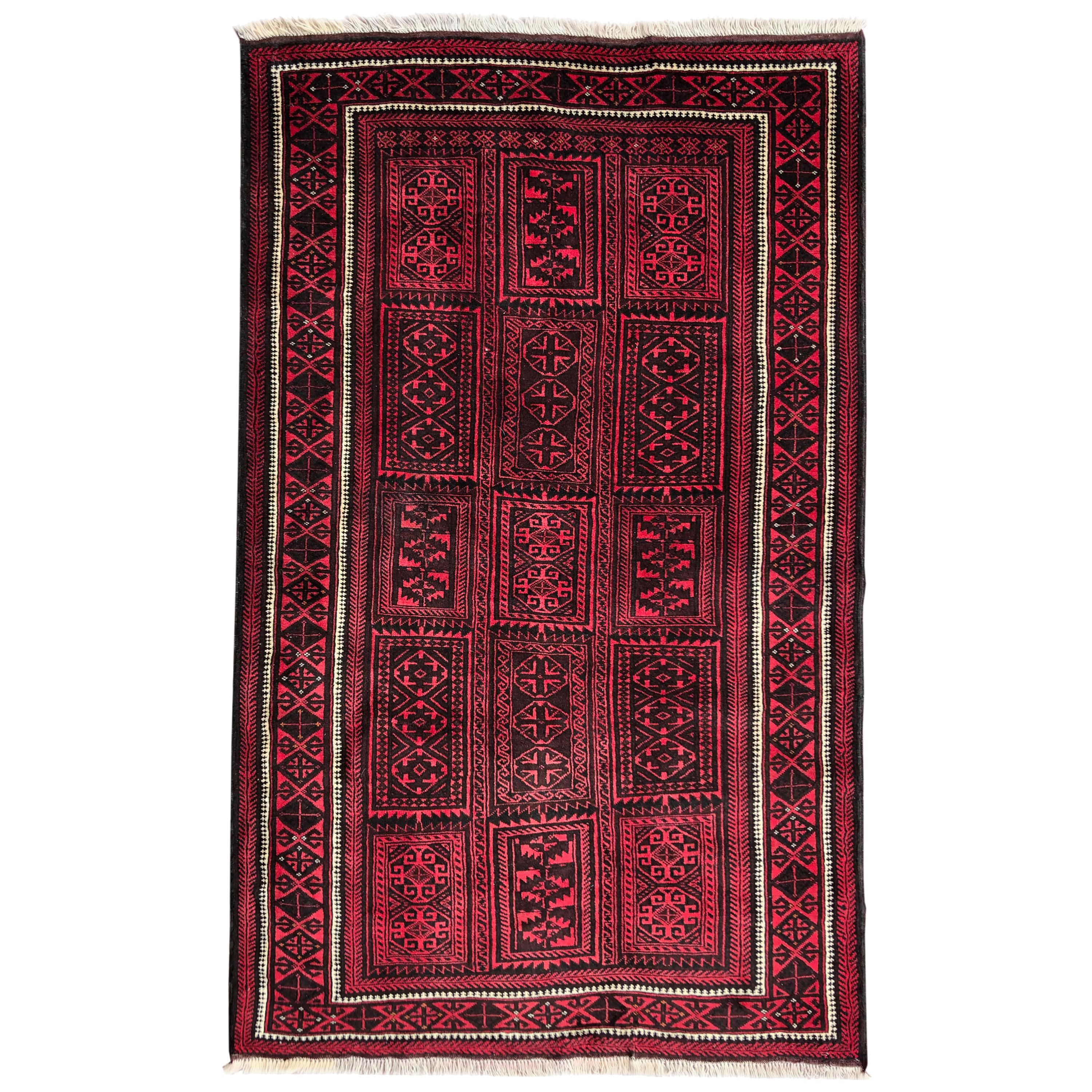 Persischer handgeknüpfter roter Baluchi-Teppich mit Stammesmuster:: um 1960