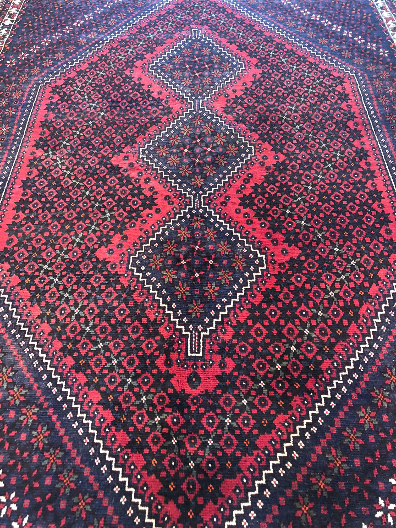 Vintage persischer handgeknüpfter Stammeskunst Red Repeated Medaillon Shiraz-Teppich um 1960 (Persisch) im Angebot