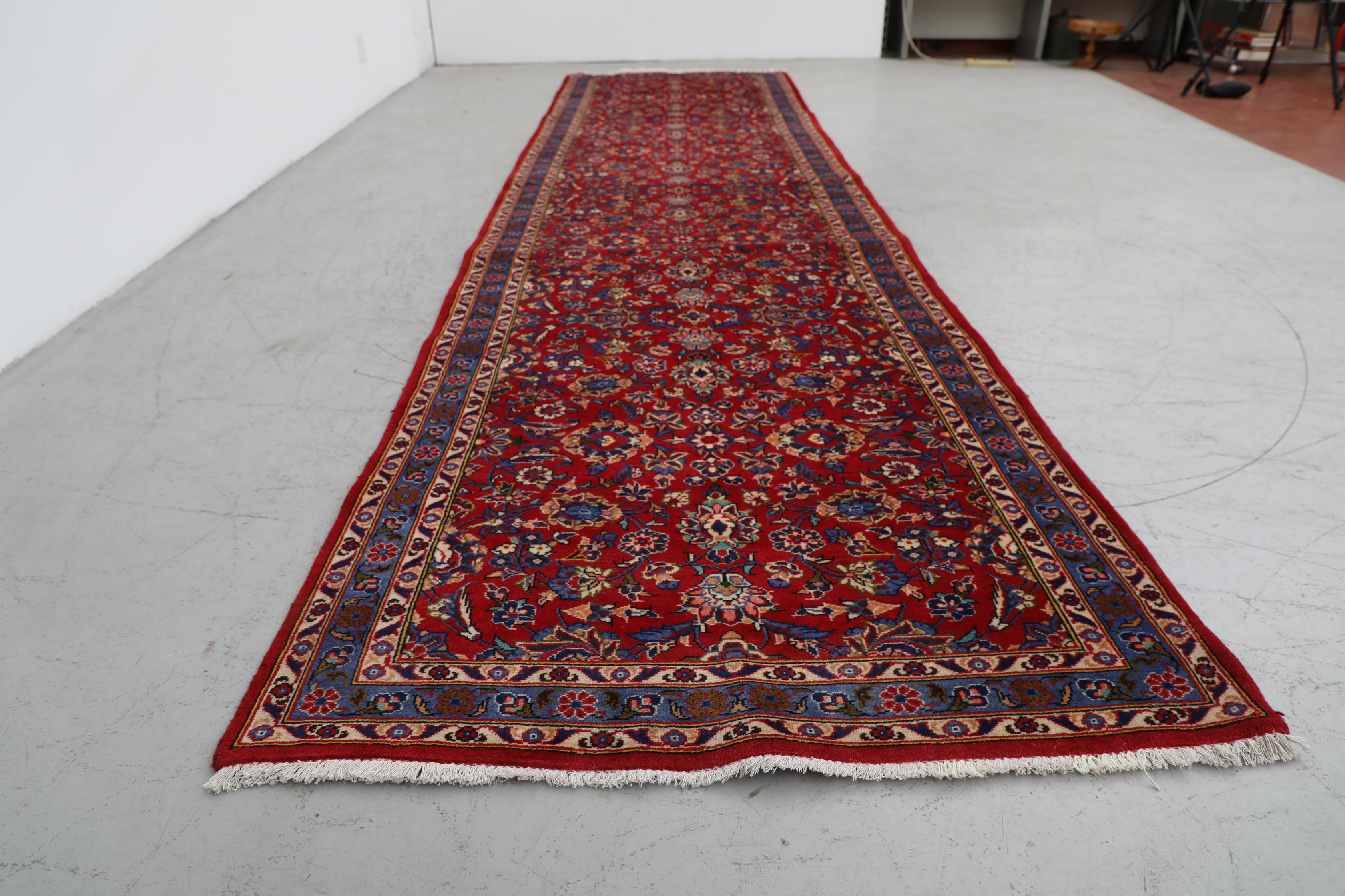 Tappeto persiano vintage in lana annodata a mano in rosso e blu in vendita 4