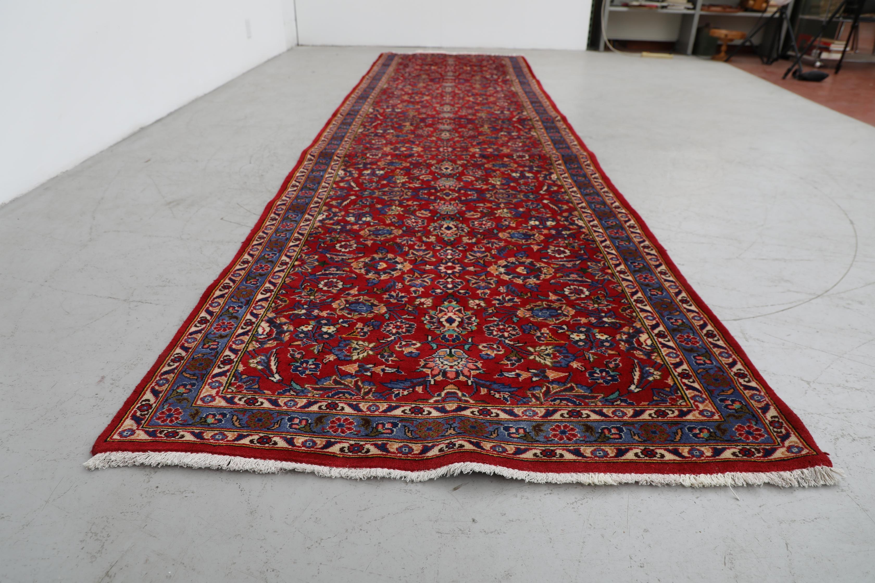 Tappeto persiano vintage in lana annodata a mano in rosso e blu in vendita 5