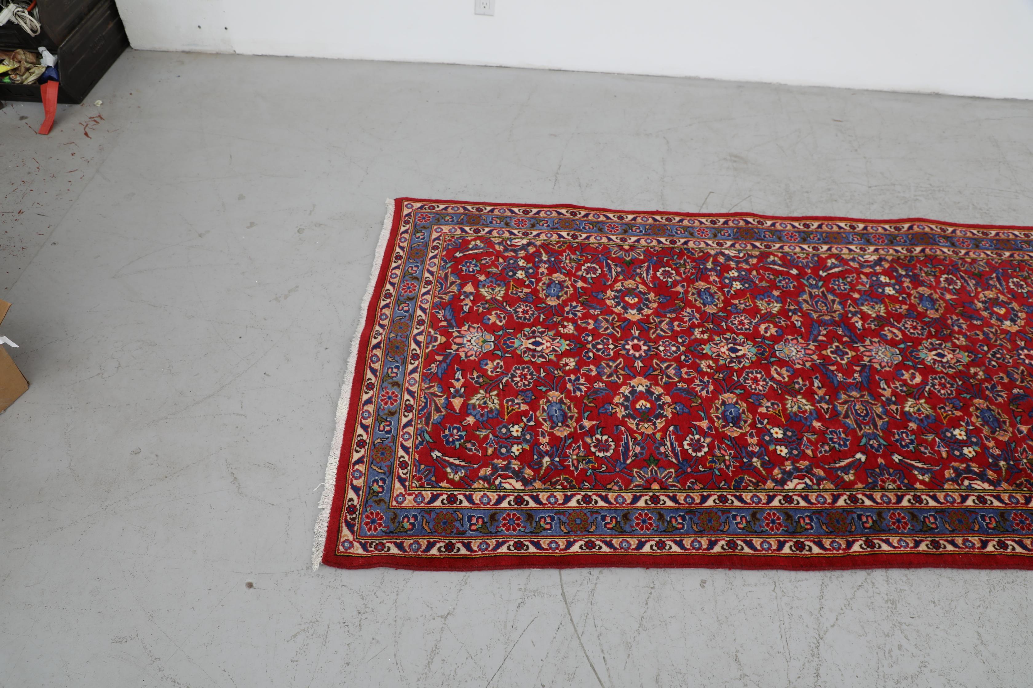 Persiano Tappeto persiano vintage in lana annodata a mano in rosso e blu in vendita