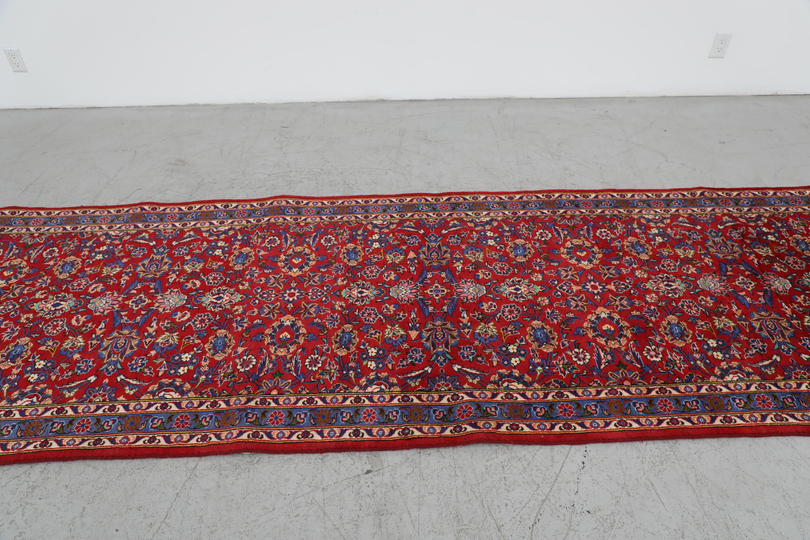 Annodato a mano Tappeto persiano vintage in lana annodata a mano in rosso e blu in vendita