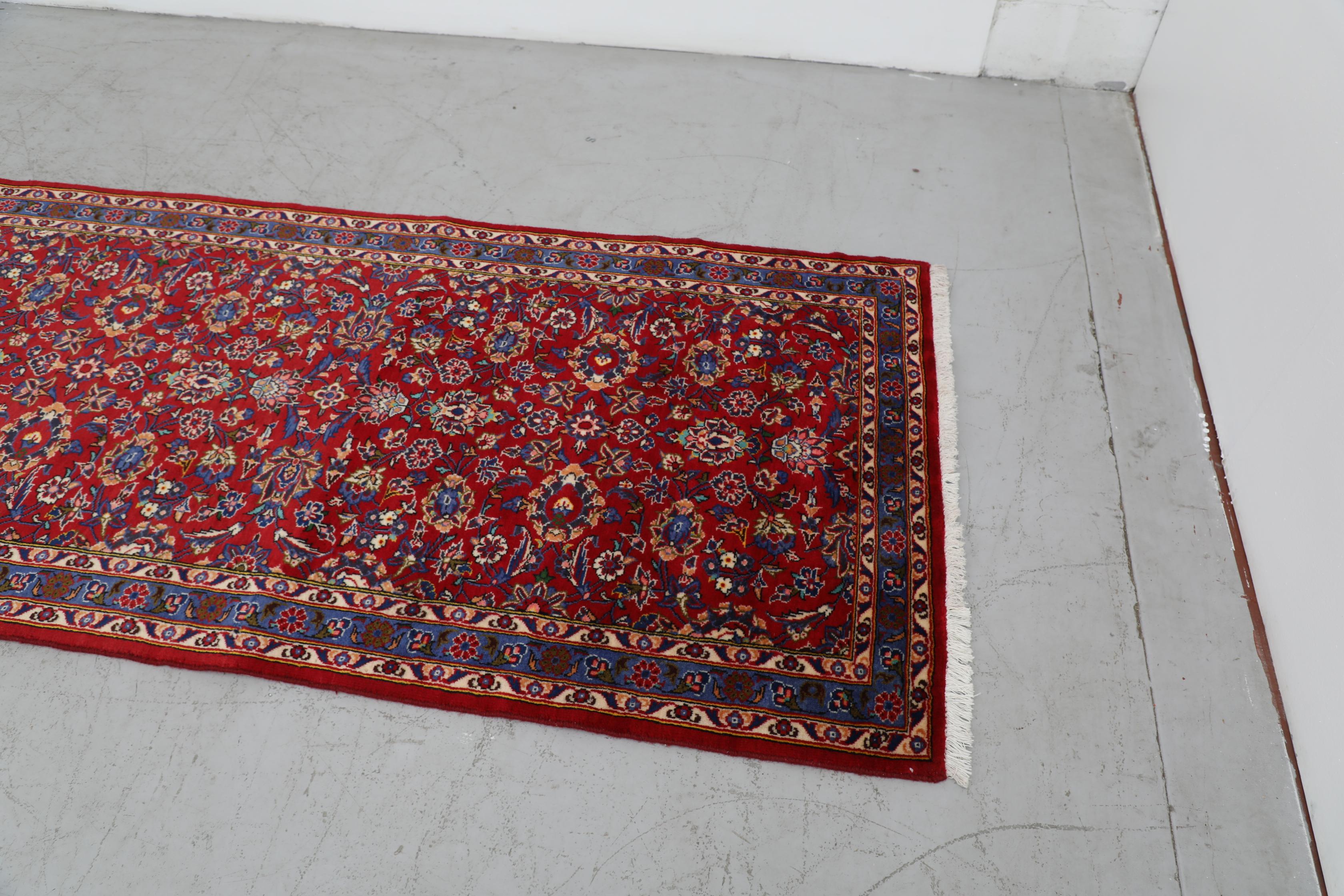 Tappeto persiano vintage in lana annodata a mano in rosso e blu In condizioni buone in vendita a Los Angeles, CA