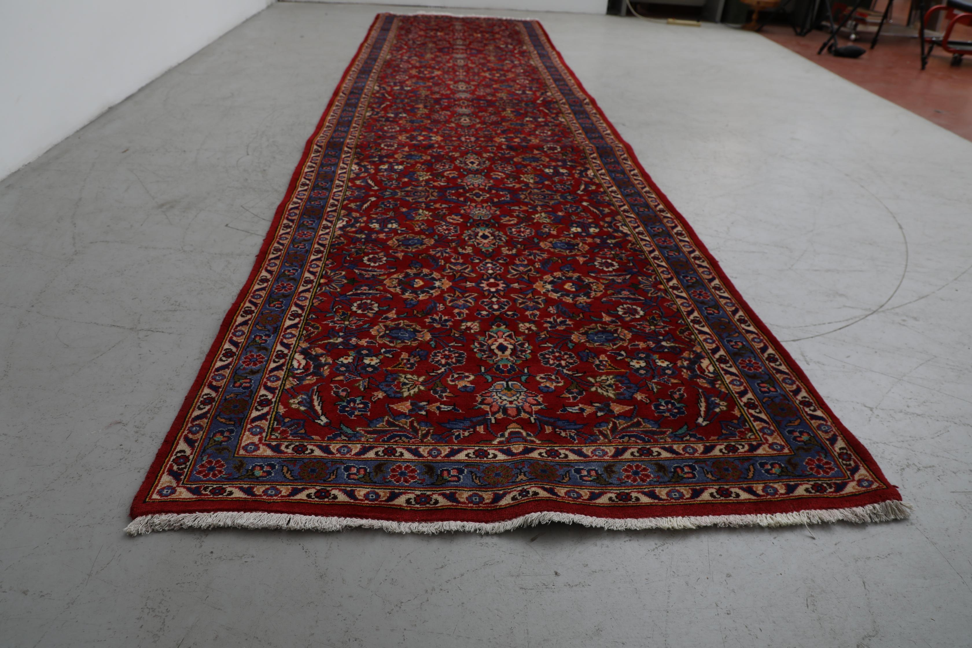Tappeto persiano vintage in lana annodata a mano in rosso e blu in vendita 1