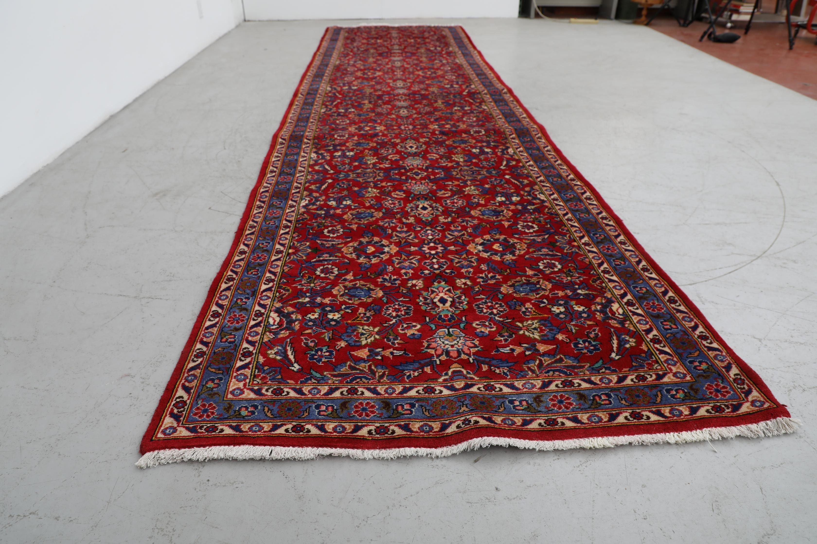 Tappeto persiano vintage in lana annodata a mano in rosso e blu in vendita 2
