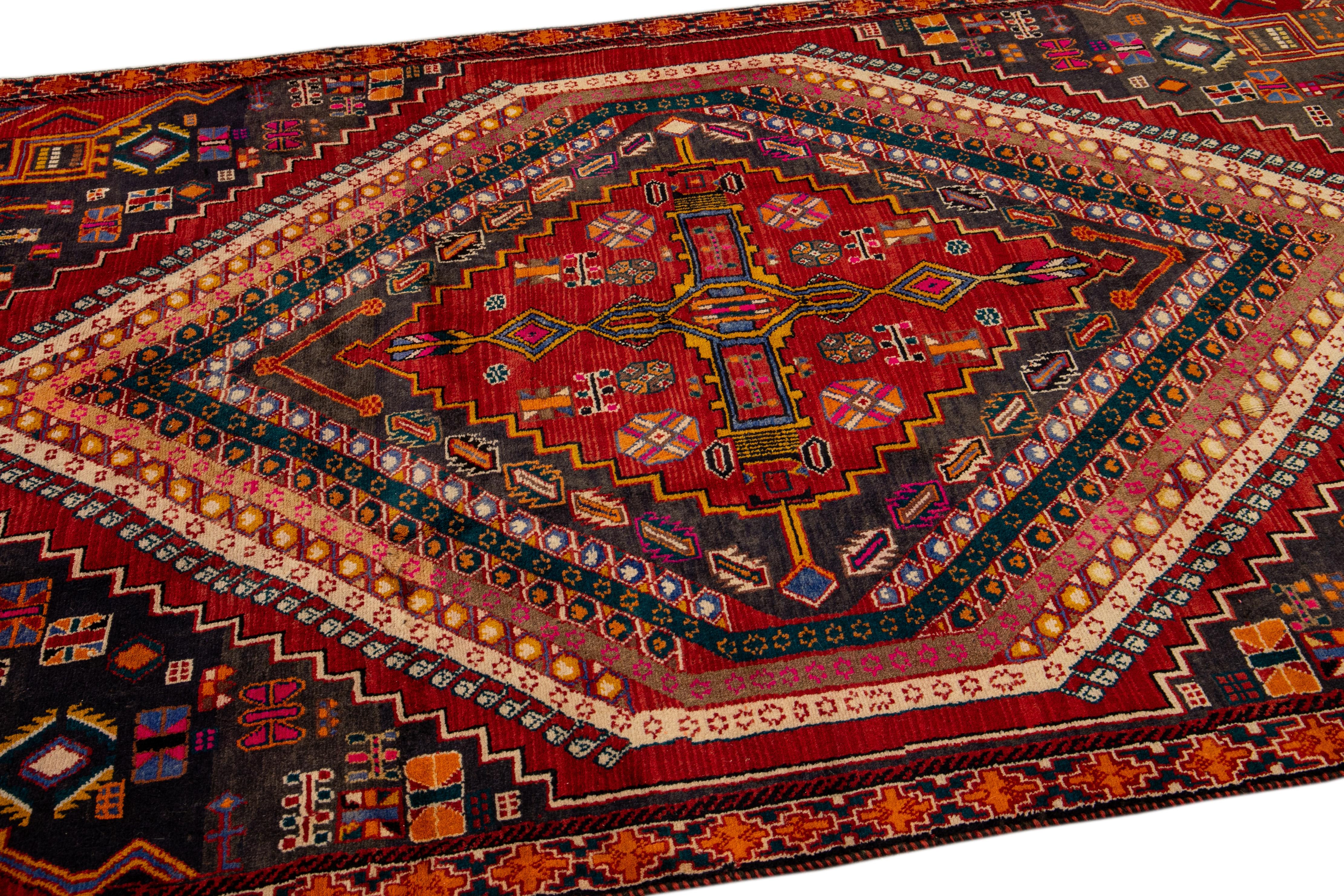 Persischer handgefertigter Allover-Medaillon-Roter Wollteppich mit Medaillon (20. Jahrhundert) im Angebot