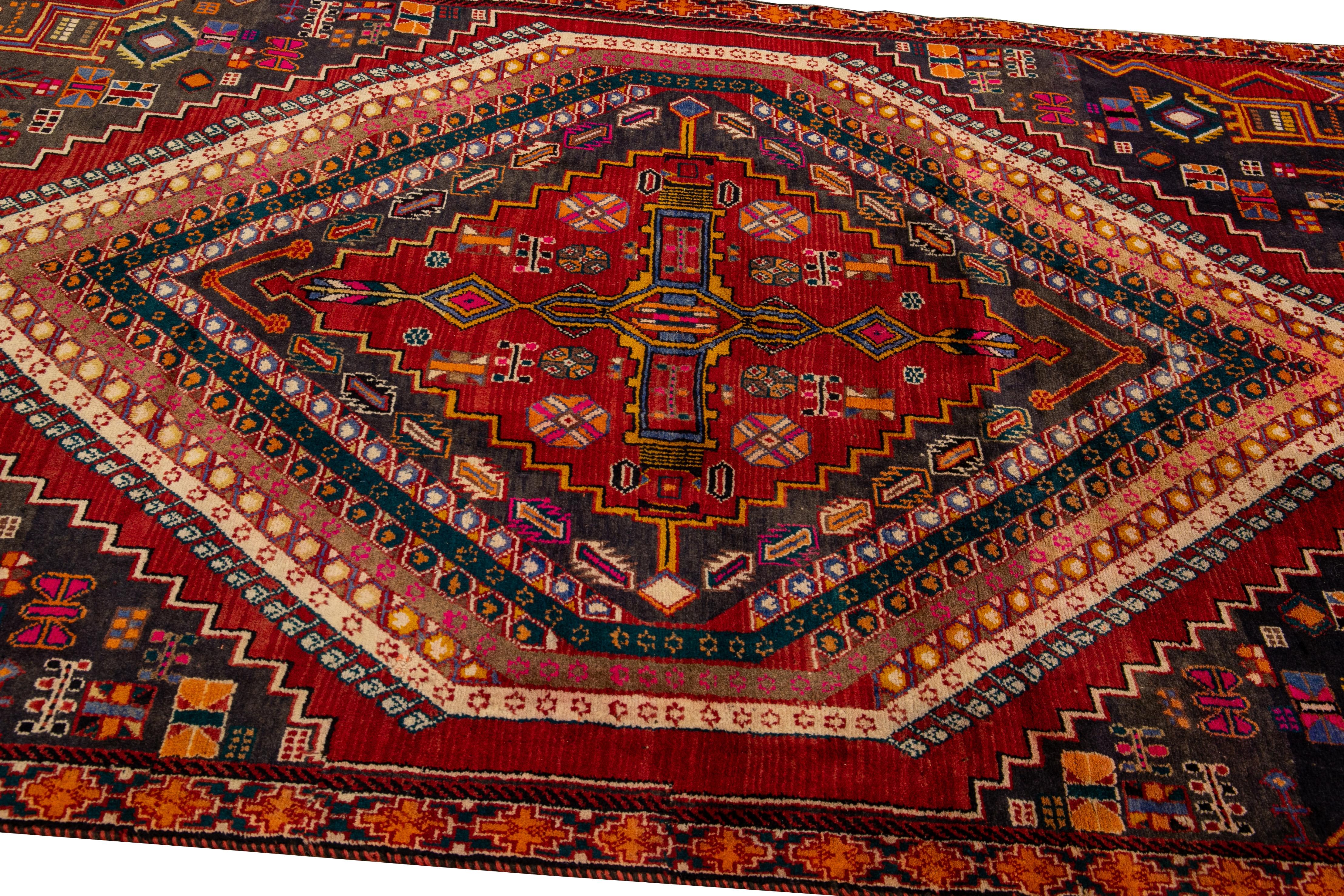 Persischer handgefertigter Allover-Medaillon-Roter Wollteppich mit Medaillon im Angebot 1