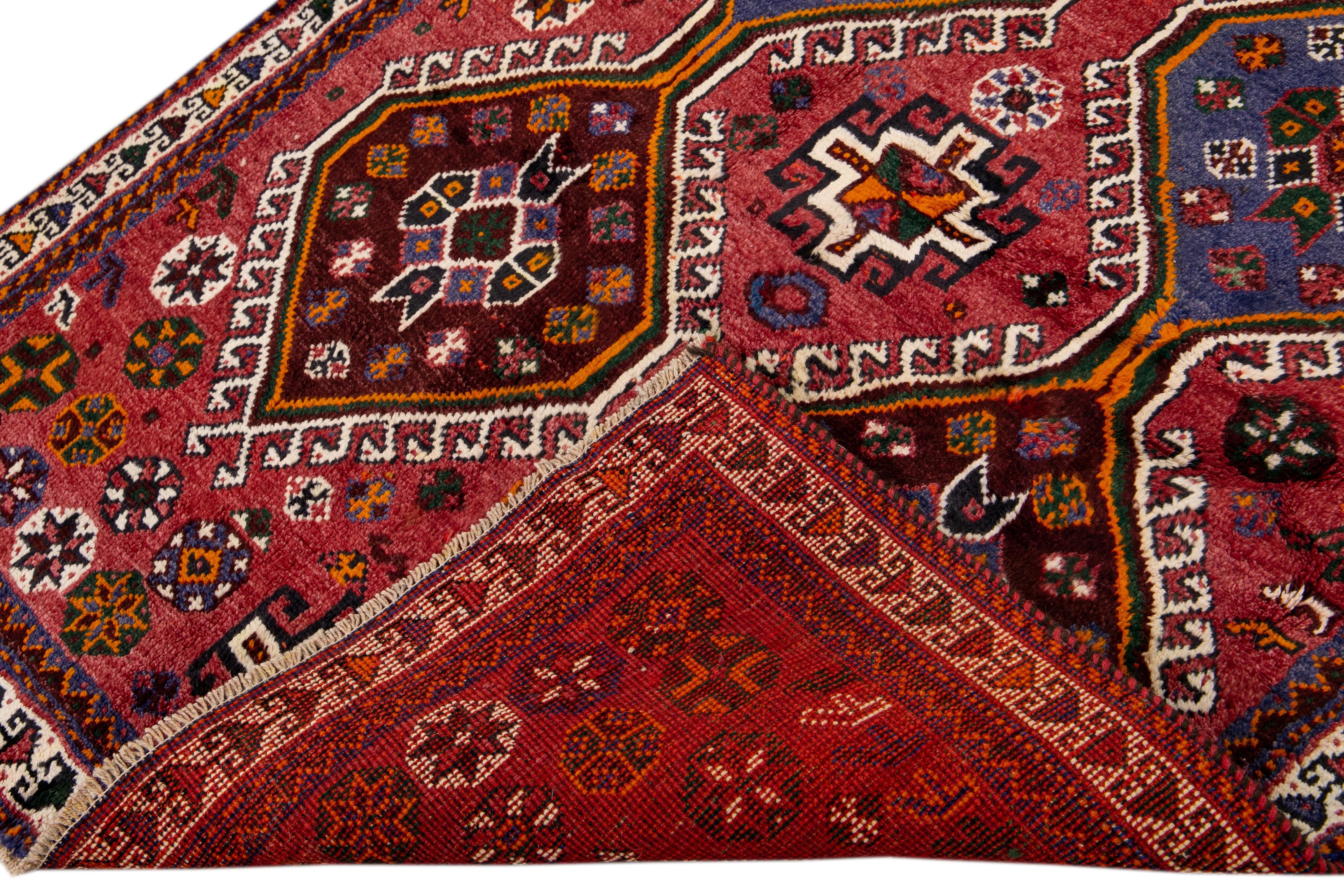 Schöne Vintage handgeknüpfte Wolle Teppich mit dem roten Feld. Dieser Perserteppich hat einen gestalteten Rahmen und mehrfarbige Akzente in einem prächtigen All-Over-Tribal-Motiv. 

Dieser Teppich misst: 3'10