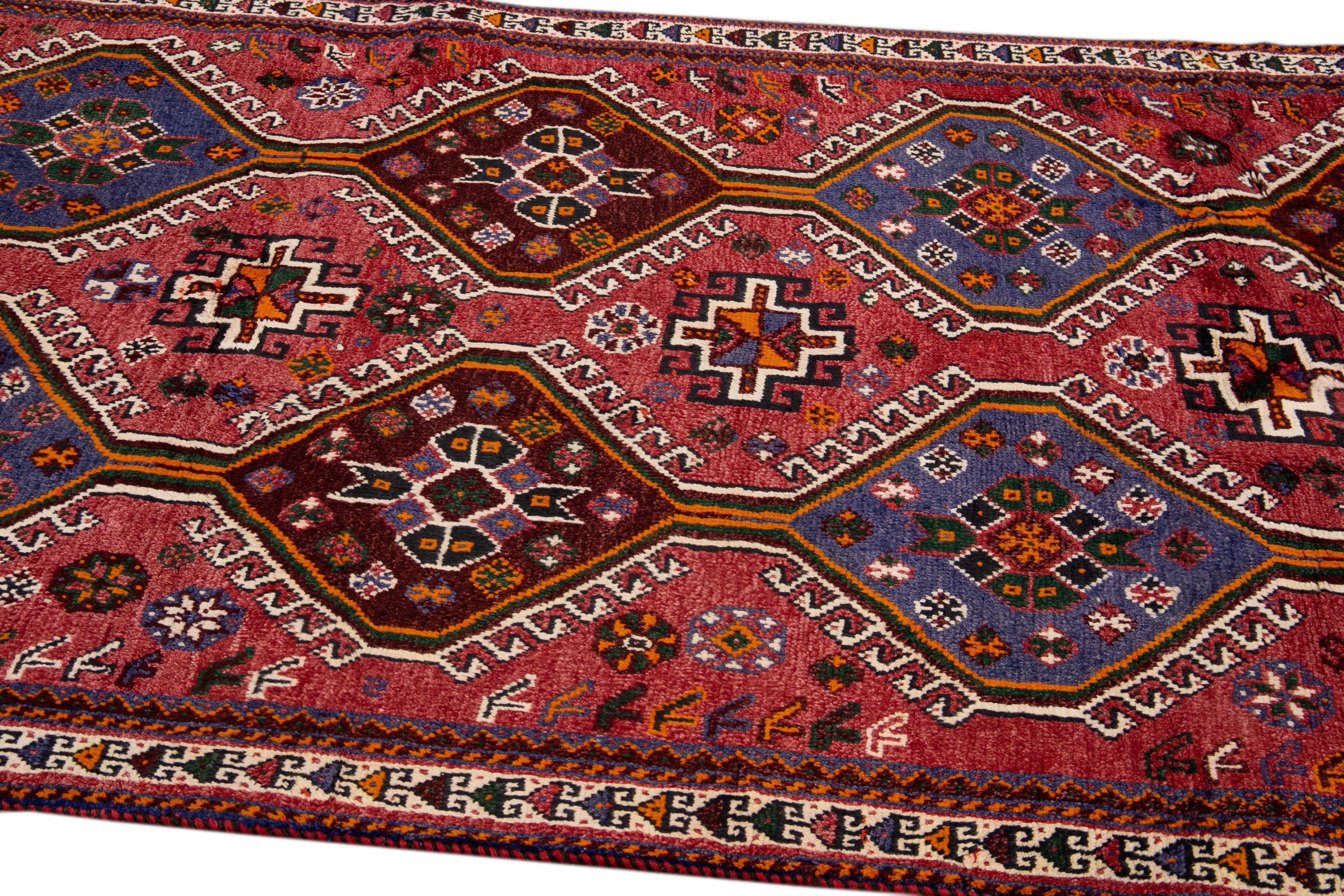Persischer handgefertigter roter Wollteppich im Stammesstil (Wolle) im Angebot