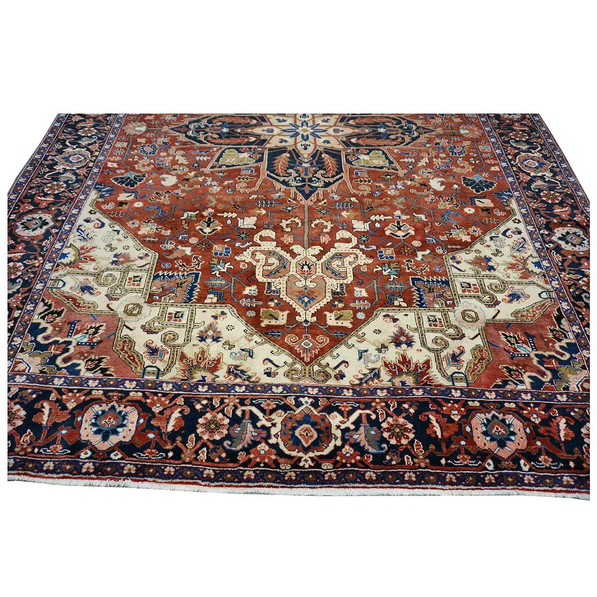 Persischer Heriz-Teppich in Rot, Marineblau und Elfenbein, handgefertigt, 10x13 (Heriz Serapi) im Angebot