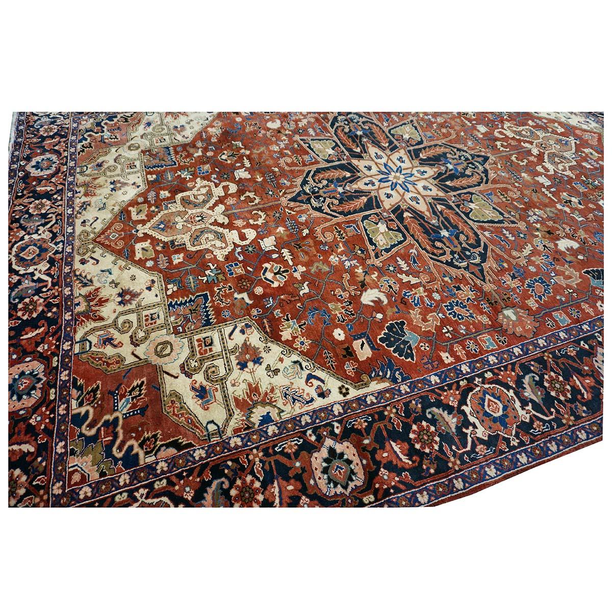 Persischer Heriz-Teppich in Rot, Marineblau und Elfenbein, handgefertigt, 10x13 im Zustand „Gut“ im Angebot in Houston, TX