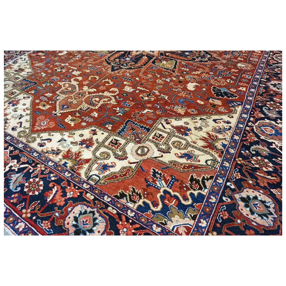 Persischer Heriz-Teppich in Rot, Marineblau und Elfenbein, handgefertigt, 10x13 im Angebot 1