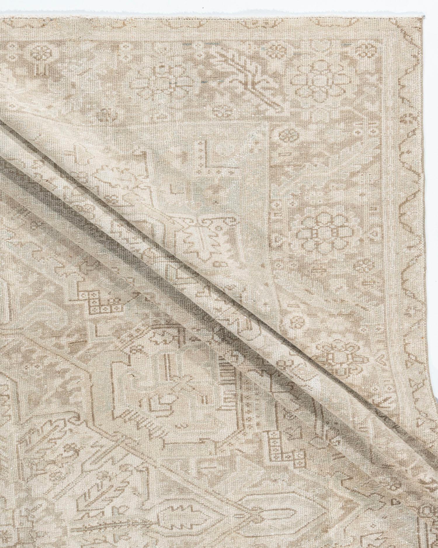 Ancien tapis Persan Heriz 10'8 X 13'5. Le district de Heriz, dans le nord-ouest de la Perse, tisse des tapis depuis plus d'un siècle, avec des motifs géométriques et des tonalités allant du doux au saturé. Les dispositions en médaillon sont de loin