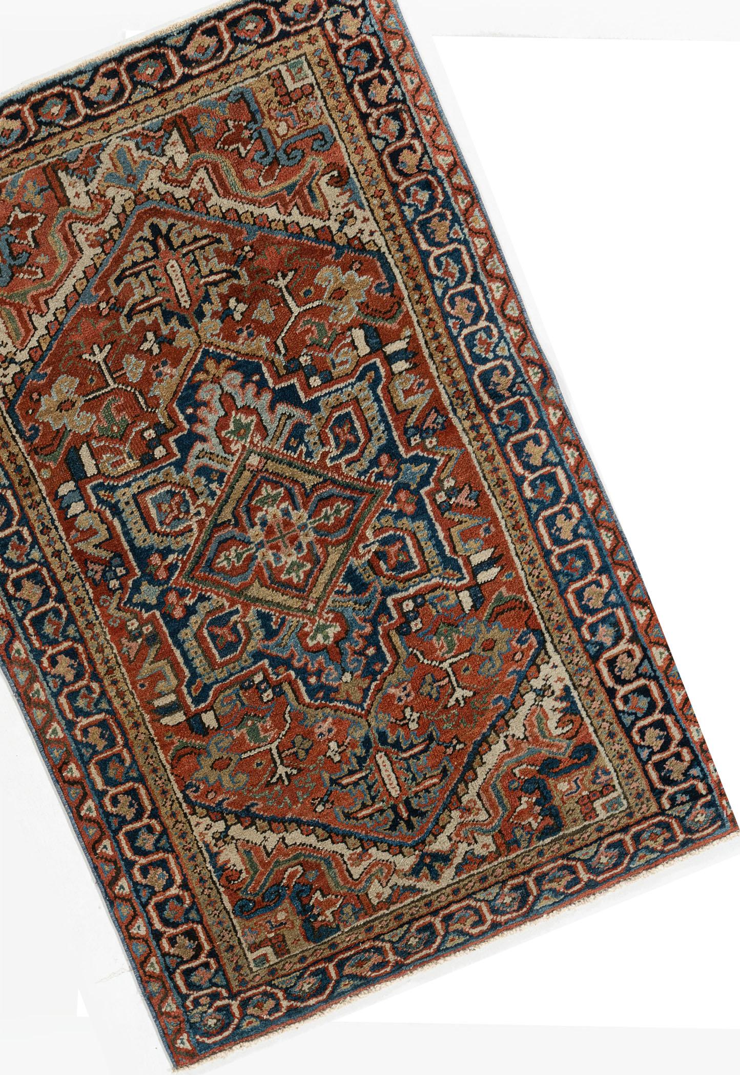 Vintage Persian Heriz area rug 3' X 4'4. Les tapis traditionnels Heriz, fabriqués à la main, sont à la mode et peuvent être collectionnés. Ils sont habilement tissés dans des couleurs vibrantes et des motifs géométriques emphatiques. Le district de