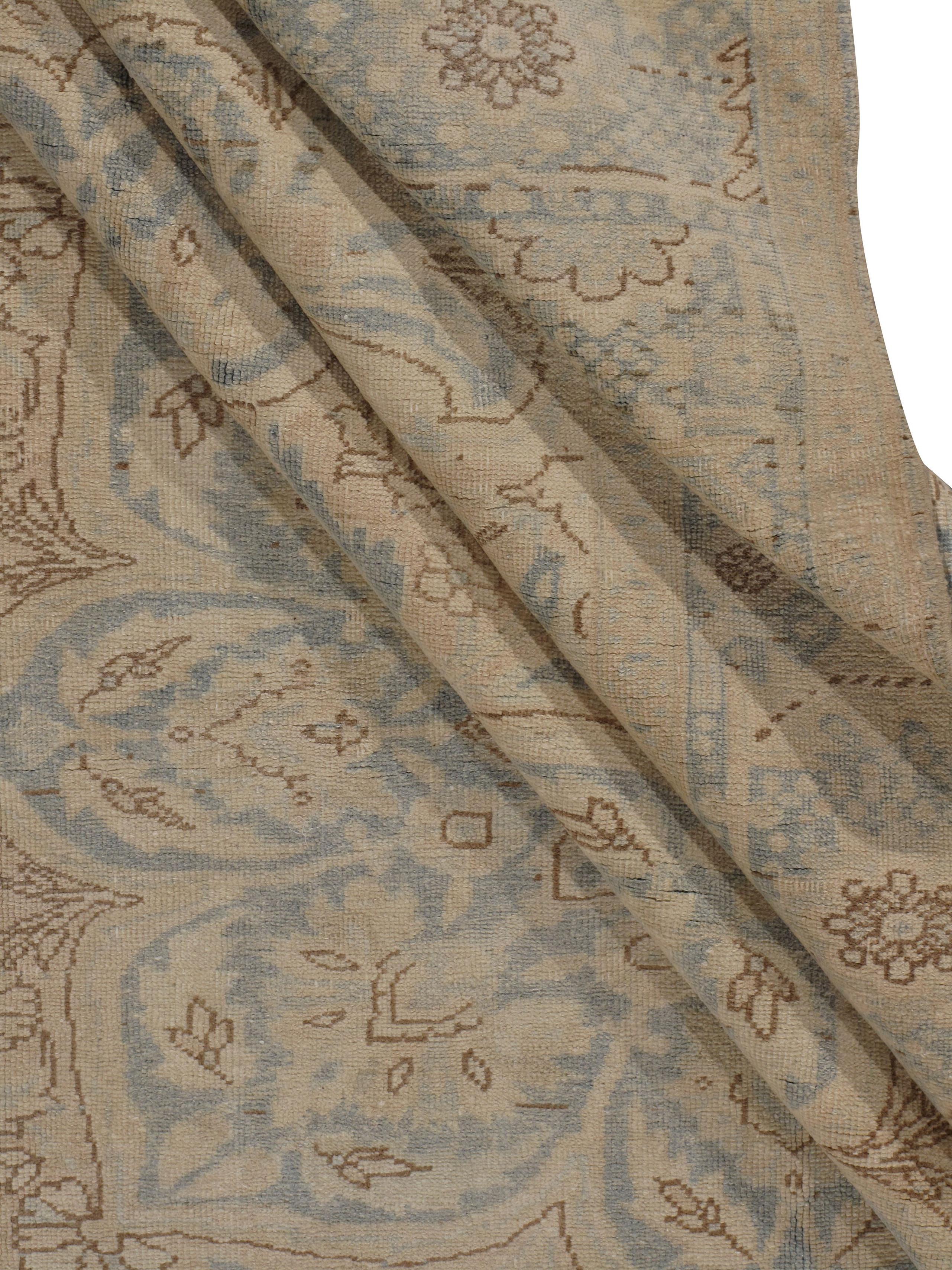 Tapis Persan Vintage Heriz, 8'1' x 11'5'. Les tapis traditionnels Heriz, qui sont aussi à la mode qu'à collectionner, sont habilement tissés dans des couleurs vives et des motifs géométriques prononcés. Le district de Heriz, dans le nord-ouest de la