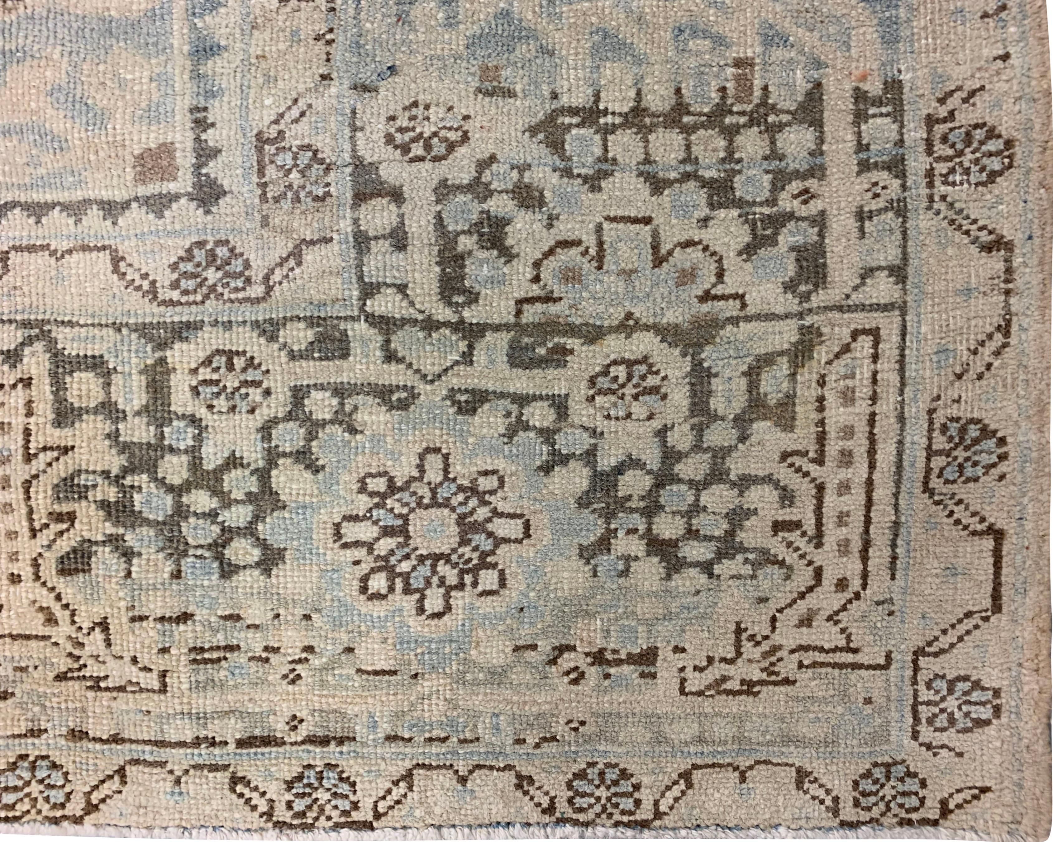 Tapis persan Heriz, 8'7 x 11'10. Aussi à la mode qu'ils sont collectionnables, les tapis traditionnels d'Heriz sont habilement tissés dans des couleurs vibrantes et des motifs géométriques emphatiques. Le district de Heriz, dans le nord-ouest de la