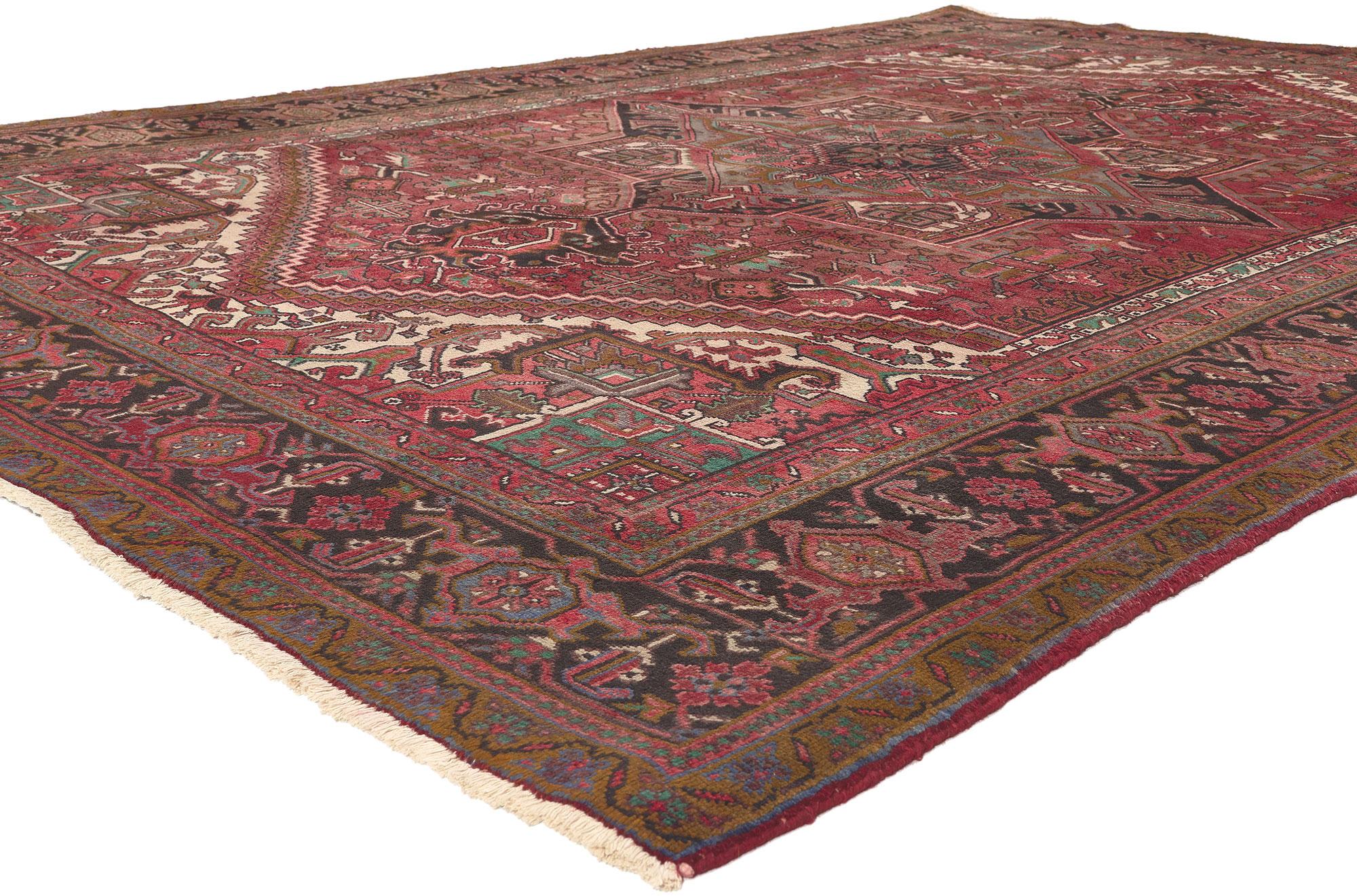 75900 Tapis Persan Vintage Heriz de style artisanal. Ce tapis Heriz vintage en laine noué à la main présente un grand médaillon central lobé avec des crochets de verrouillage et des pendentifs en forme de palmettes sur un fond rouge abrasé. Divers