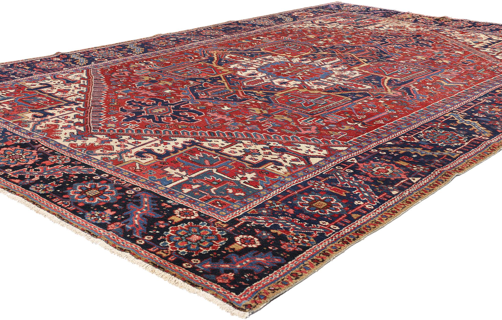 90006 Vintage Persian Heriz Rug, 07'09 x 10'11. Treten Sie ein in eine Welt zeitloser Eleganz mit diesem handgeknüpften persischen Heriz-Teppich aus Wolle im Vintage-Stil, einem exquisiten Meisterwerk, das kompliziertes Design mit lebendiger