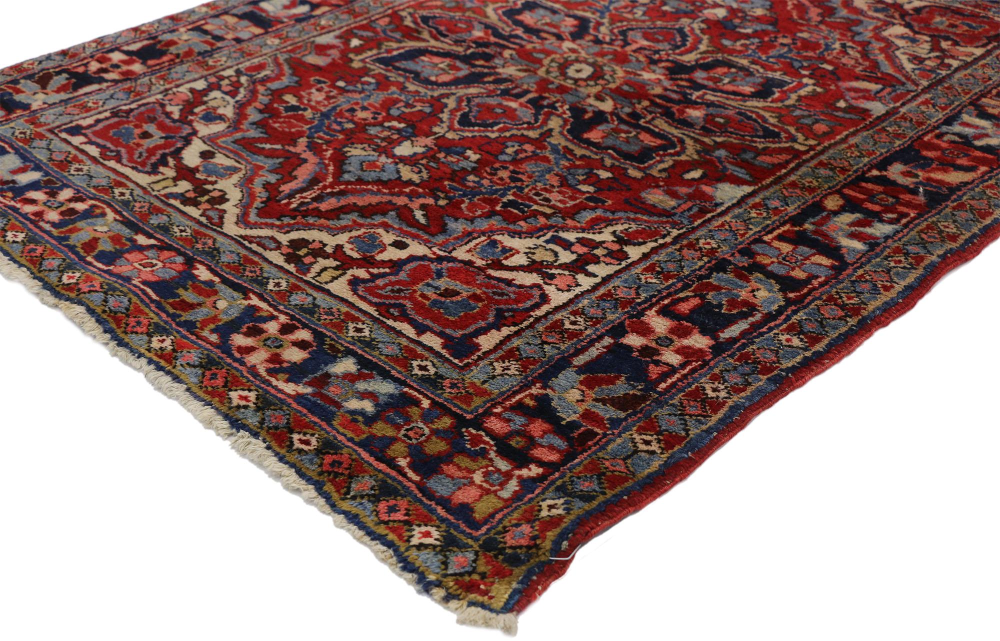 74918 Vintage Persian Heriz Rug, 03'08 x 04'05. Dieser bezaubernde handgeknüpfte persische Heriz-Teppich aus Wolle im Vintage-Stil ist ein wunderschönes Beispiel traditioneller Handwerkskunst und besticht durch sein atemberaubendes florales