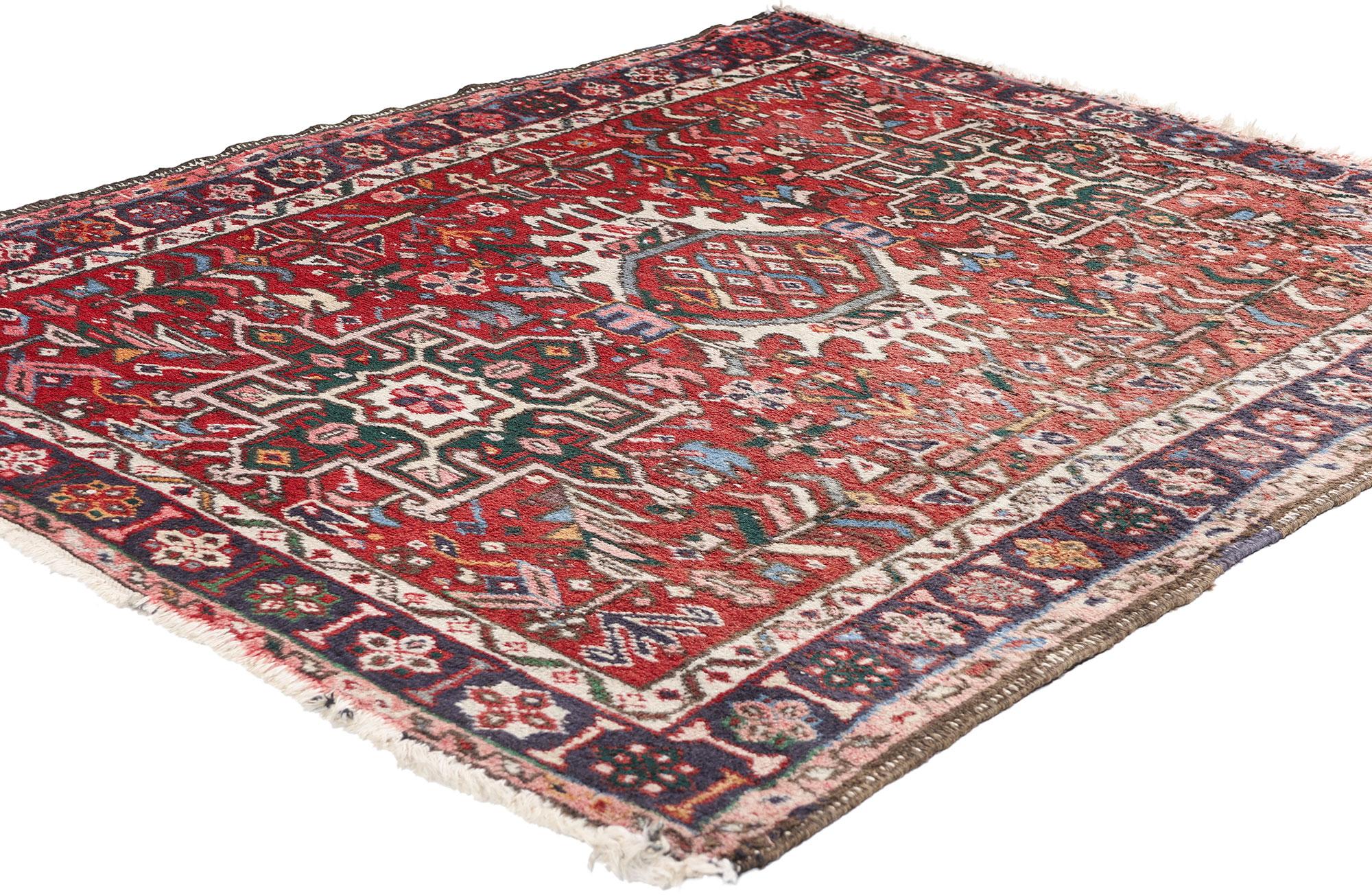 78968 Tappeto persiano vintage Karaja Heriz, 03'09 x 04'07. Questo affascinante tappeto persiano vintage Karaja Heriz, annodato a mano in lana, racchiude l'arte e il simbolismo distintivi del villaggio Karaja nel distretto di tessitura di Heriz, nel