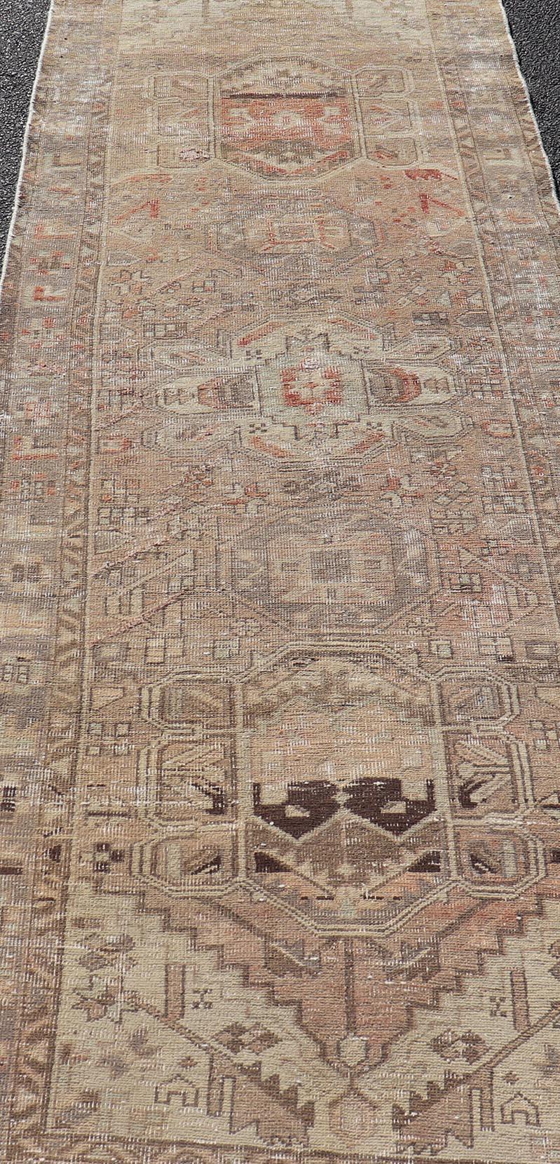 Runner persiano d'epoca Heriz, con toni della terra e design a medaglioni. Keivan Woven Arts / tappeto MSE-1229, paese d'origine/tipo: Iran / Heriz, circa 1960. 
Misure: 3'4 x 10'4 
Questo tappeto persiano Heriz vintage è caratterizzato da una