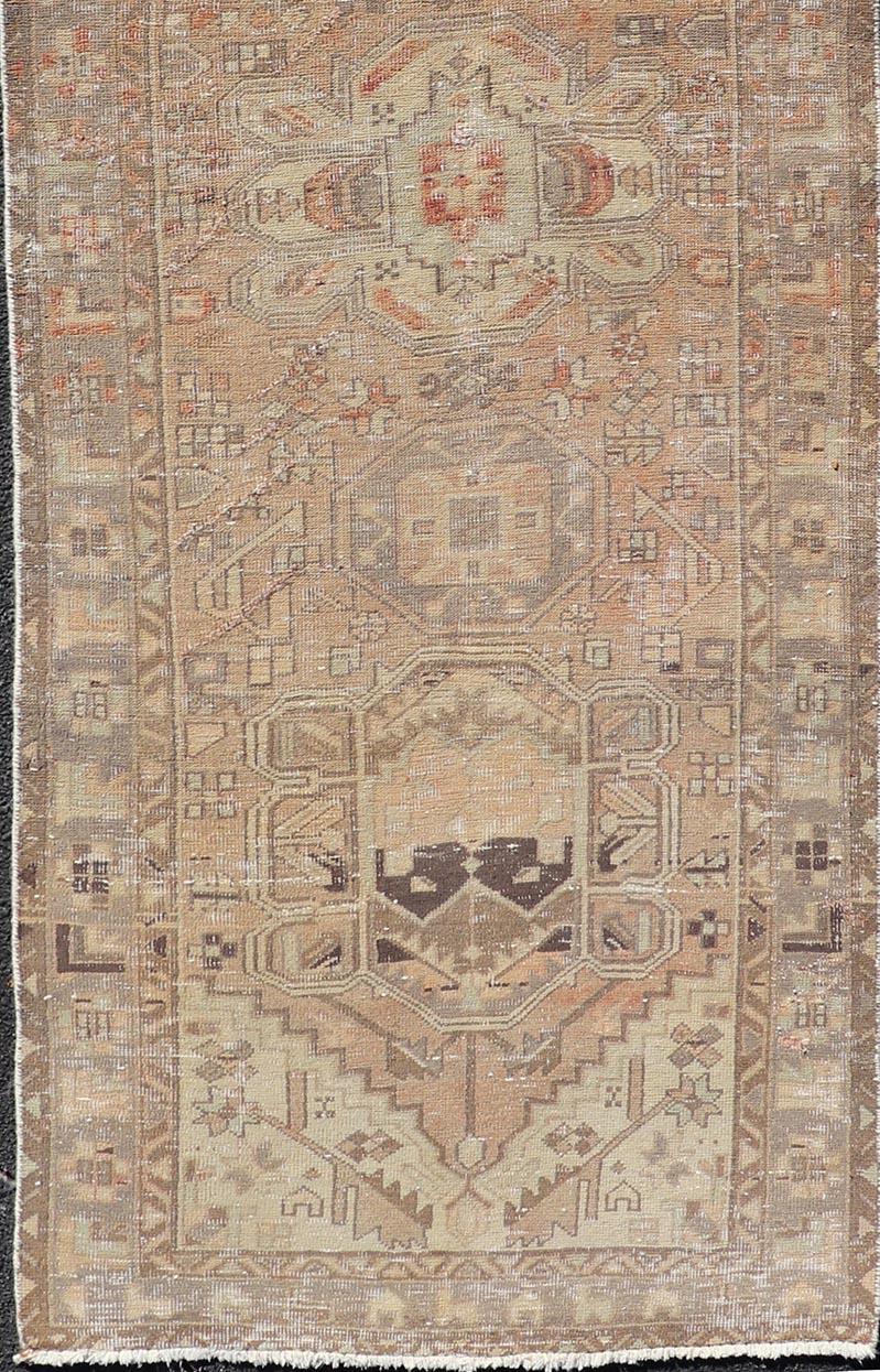Lana Runner persiano d'epoca Heriz con toni della terra e disegno a medaglione in vendita