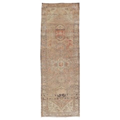 Tapis de couloir persan Heriz vieilli dans des tons terreux avec motif médaillon