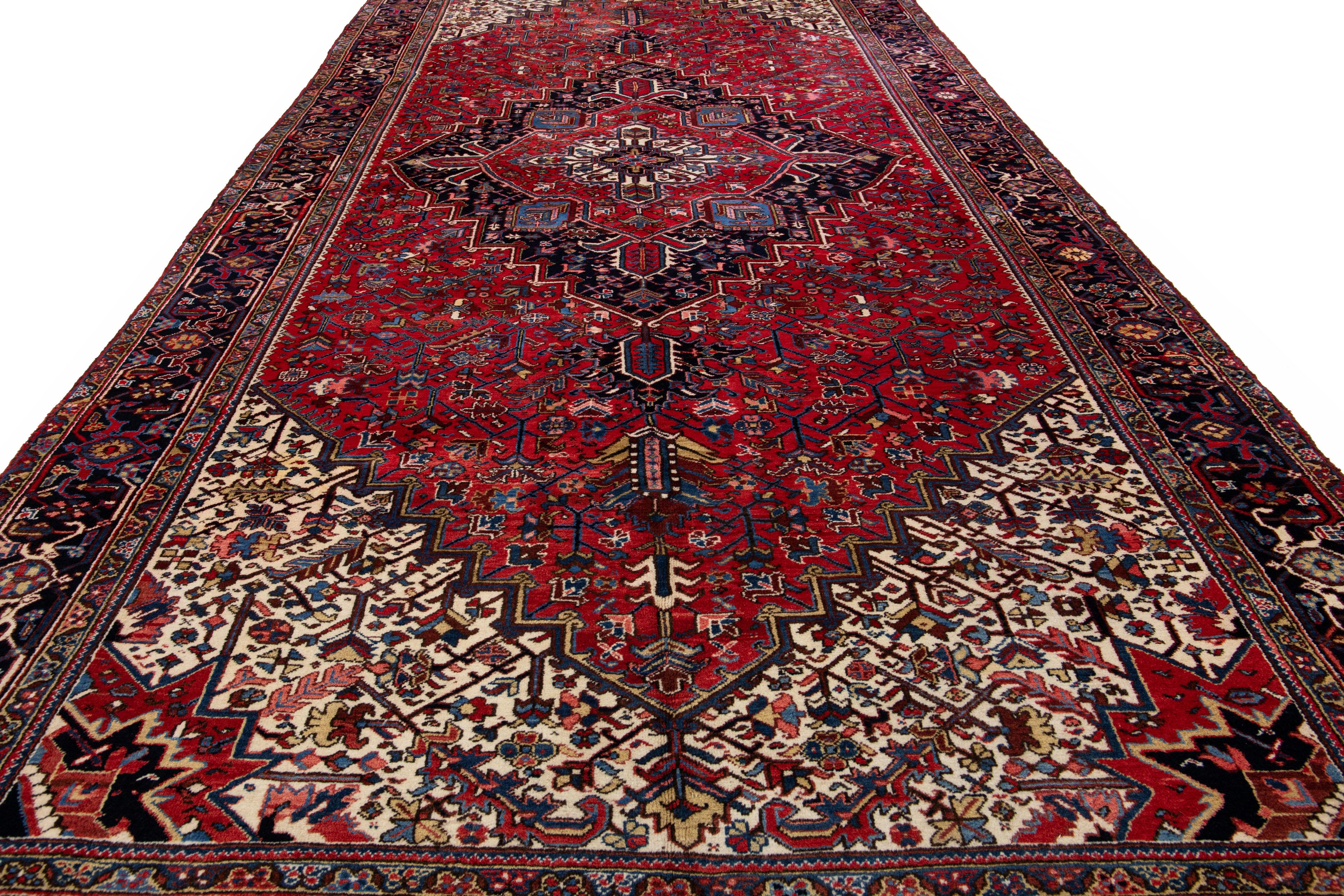 Heriz Serapi Tapis persan vintage Heriz en laine rouge à motif de médaillon, fait à la main en vente