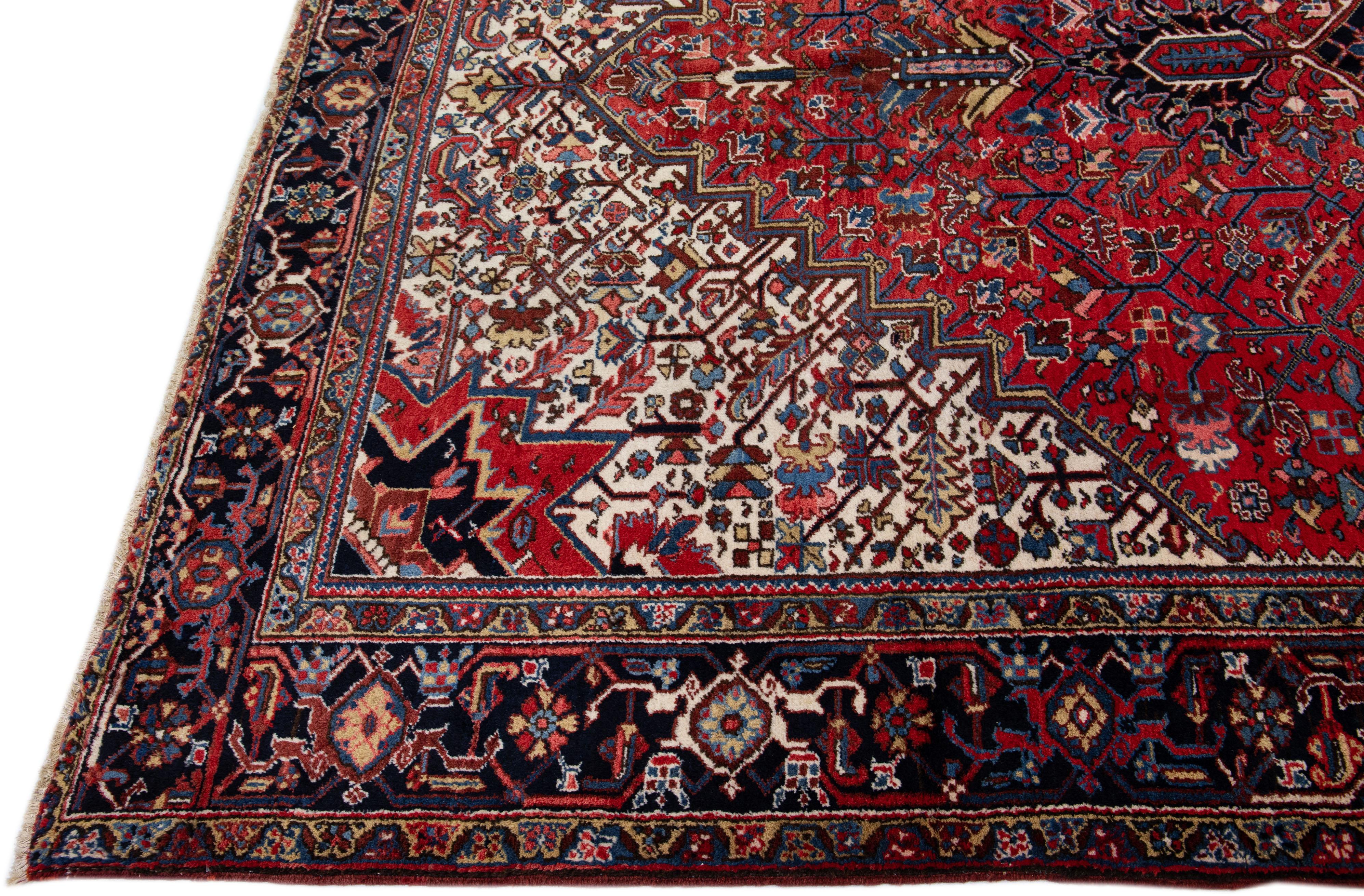 Perse Tapis persan vintage Heriz en laine rouge à motif de médaillon, fait à la main en vente