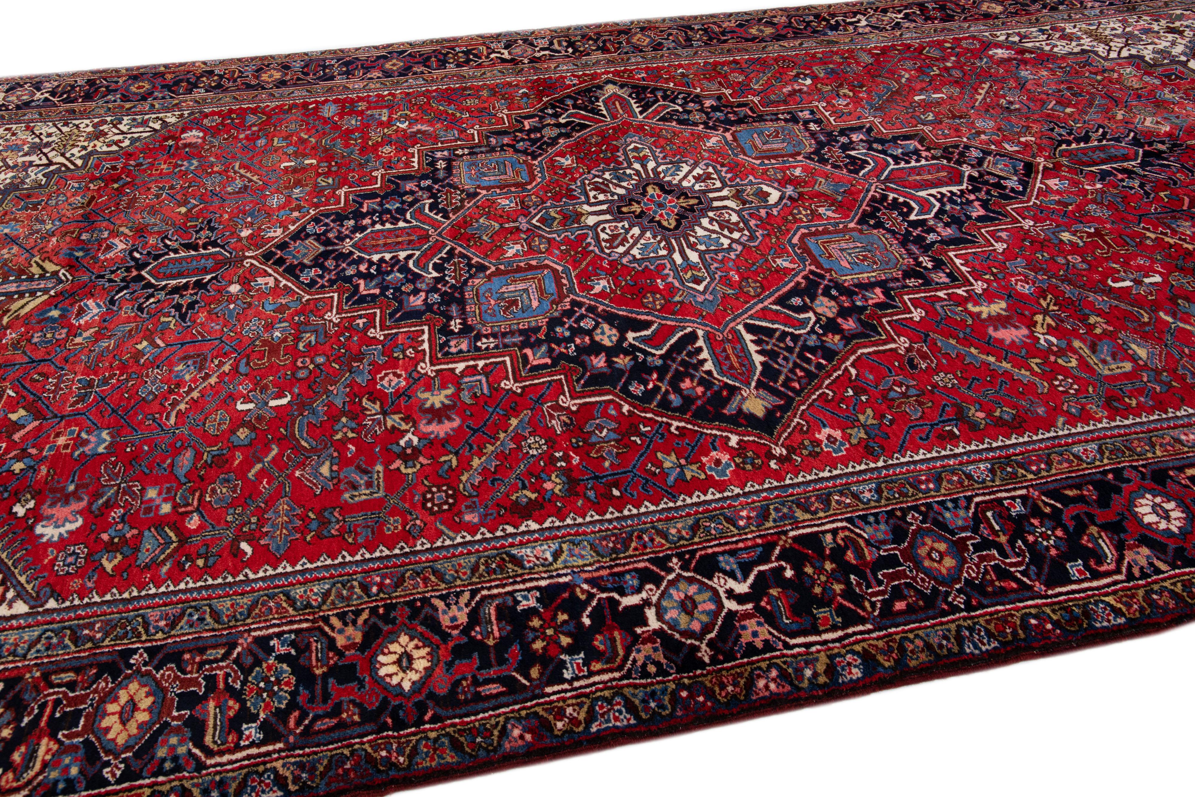 Tapis persan vintage Heriz en laine rouge à motif de médaillon, fait à la main Bon état - En vente à Norwalk, CT