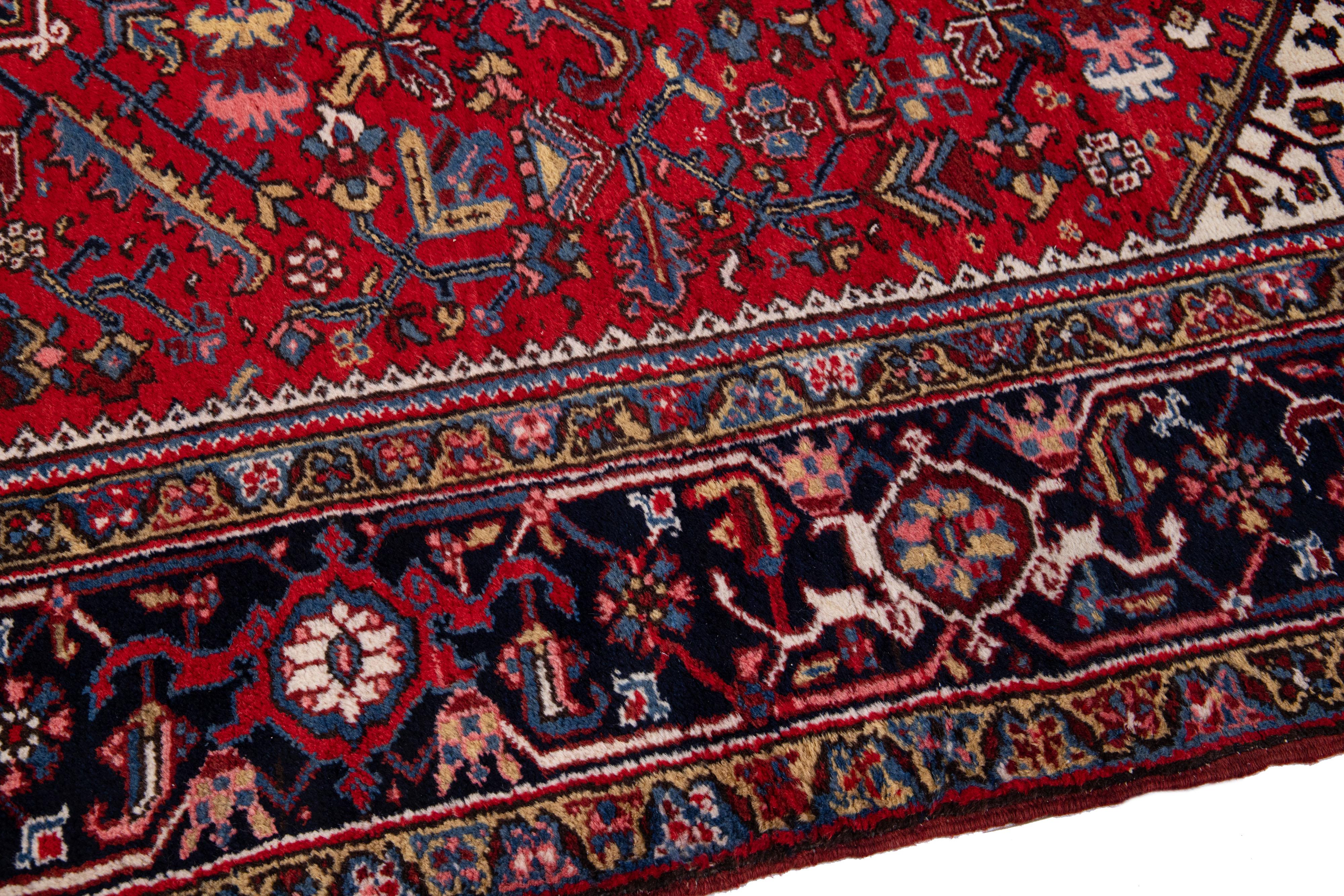 20ième siècle Tapis persan vintage Heriz en laine rouge à motif de médaillon, fait à la main en vente