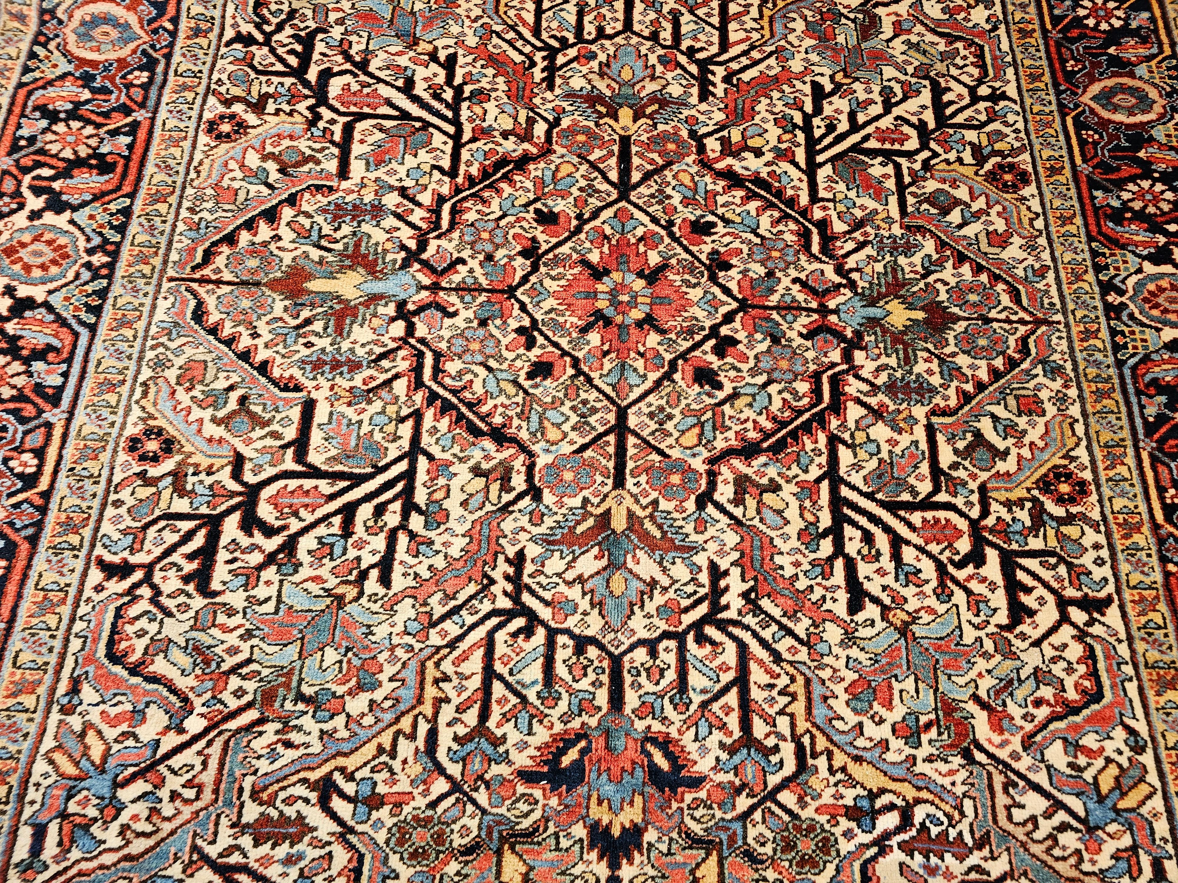 Tintura vegetale Heriz persiano d'epoca con motivo geometrico a tutto campo nei colori avorio, blu, verde e blu marino. in vendita