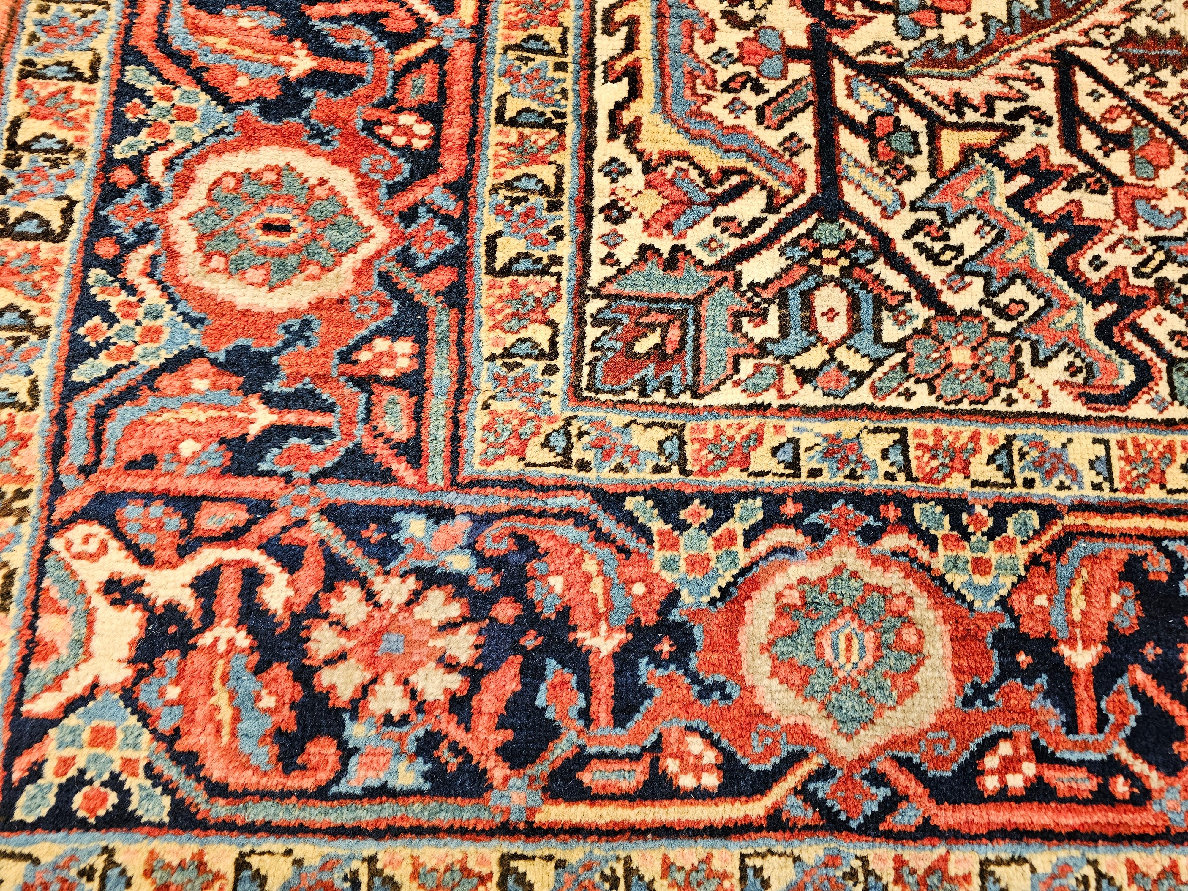 XX secolo Heriz persiano d'epoca con motivo geometrico a tutto campo nei colori avorio, blu, verde e blu marino. in vendita