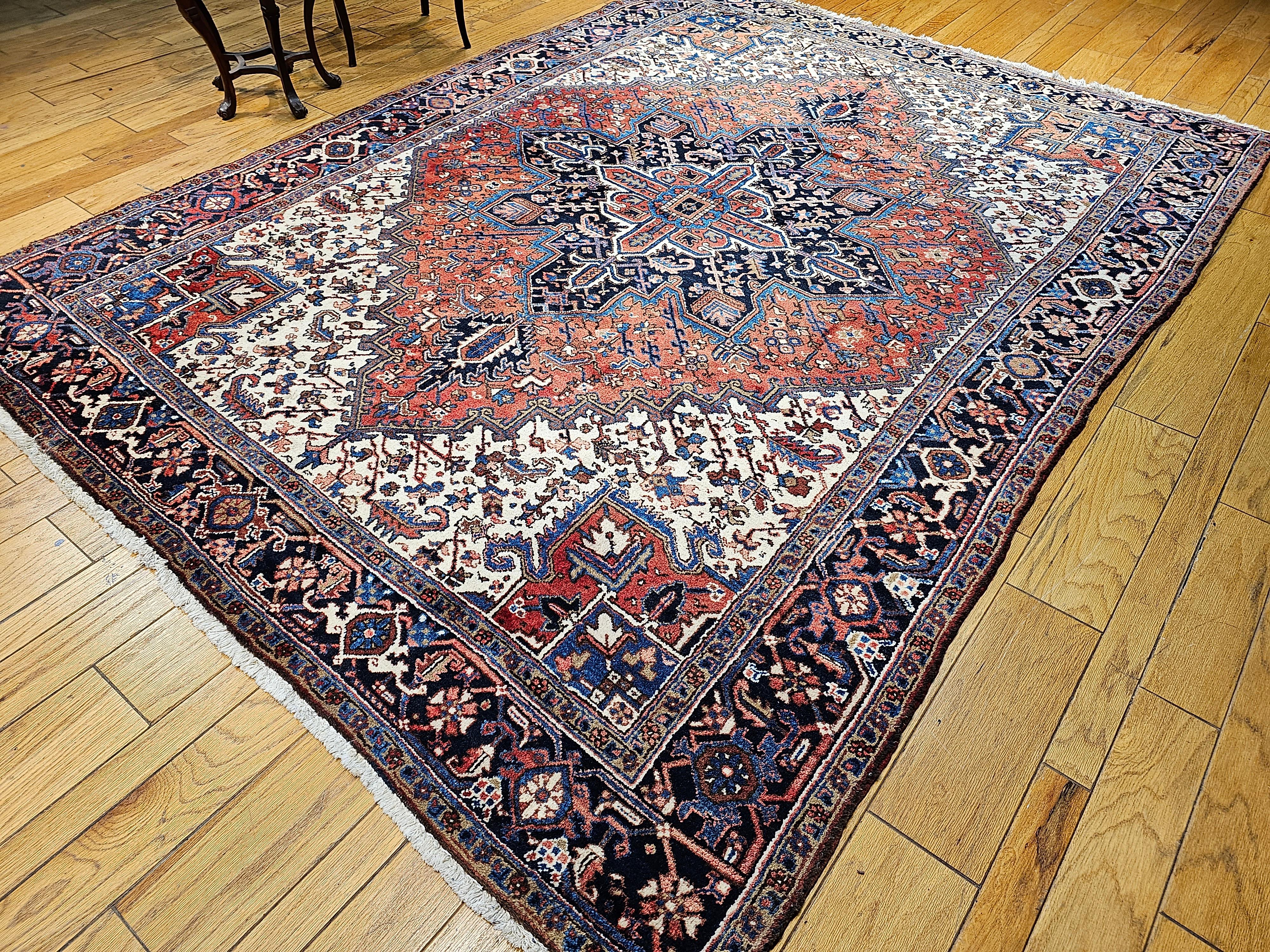 Heriz persiano d'epoca con motivo geometrico in rosso mattone, navy, avorio e blu in vendita 5